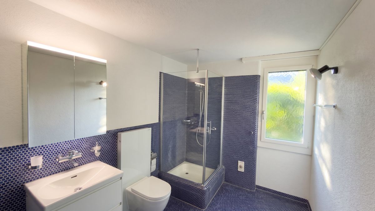 Modernes Badezimmer mit Glasdusche und Fenster. Modernes Badezimmer mit Glasdusche und Fenster.