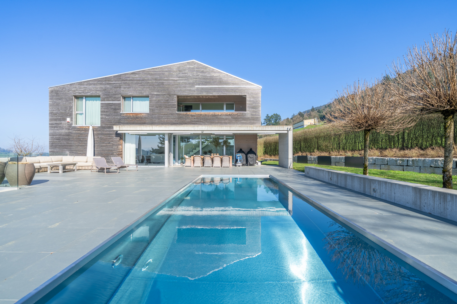 Aussenbereich mit Rasen und Poolanlage