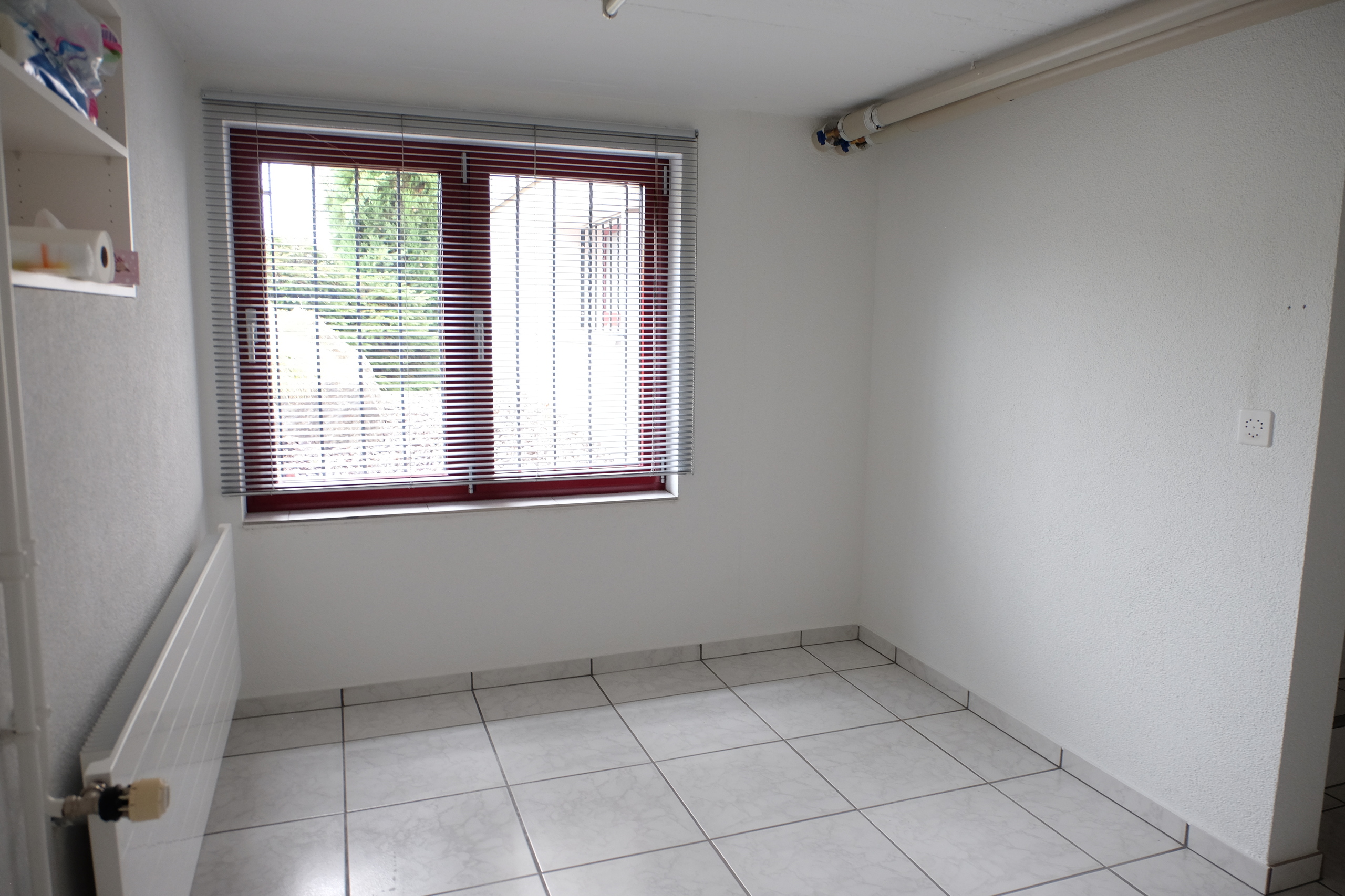 beheizter Raum im UG mit Fenster (Bügelzimmer) beheizter Raum im UG mit Fenster (Bügelzimmer)