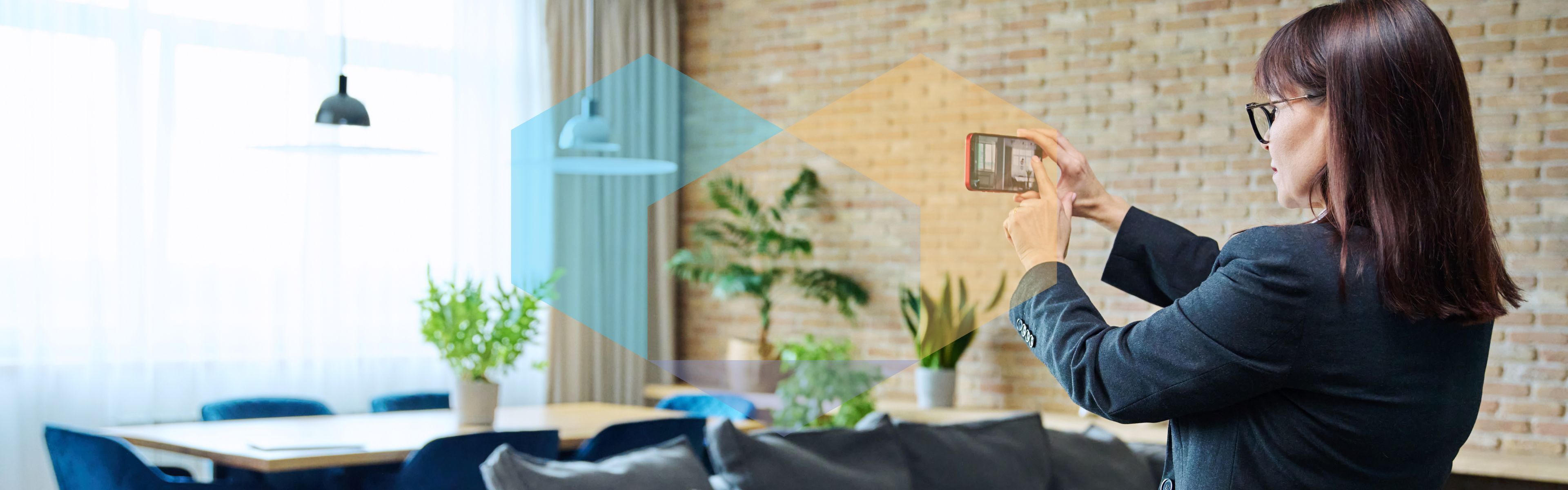 Inserieren Immobilienmakler macht Fotos von einer Immobilie, um eine Immobilienanzeige online auf einer Schweizer Immobilienplattform zu veröffentlichen