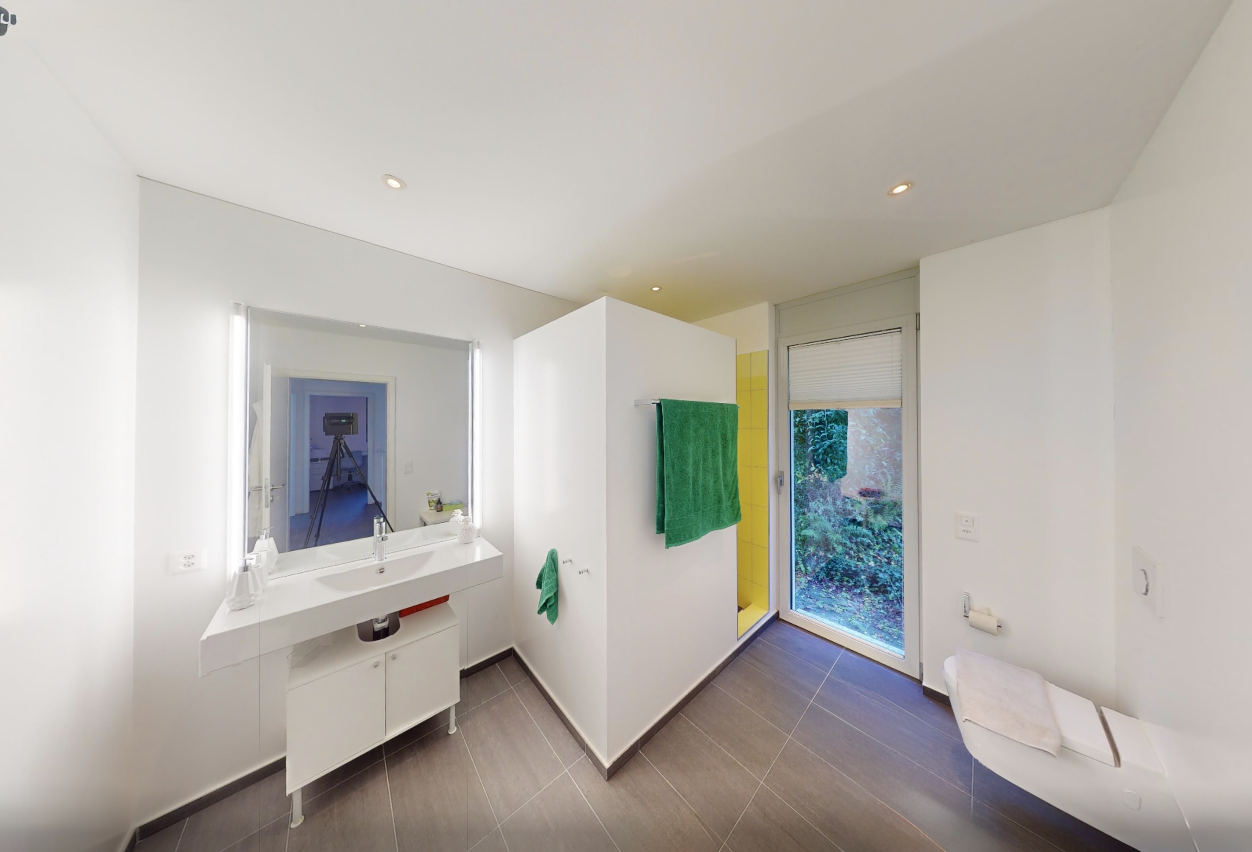 Badezimmer im OG mit Zugang zum Garten