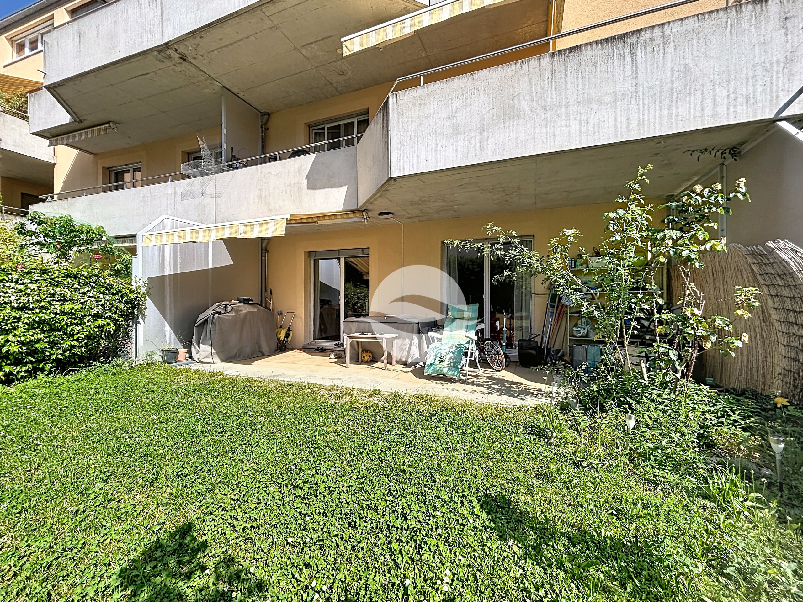 Jardin clôturé avec terrasse Jardin clôturé avec terrasse