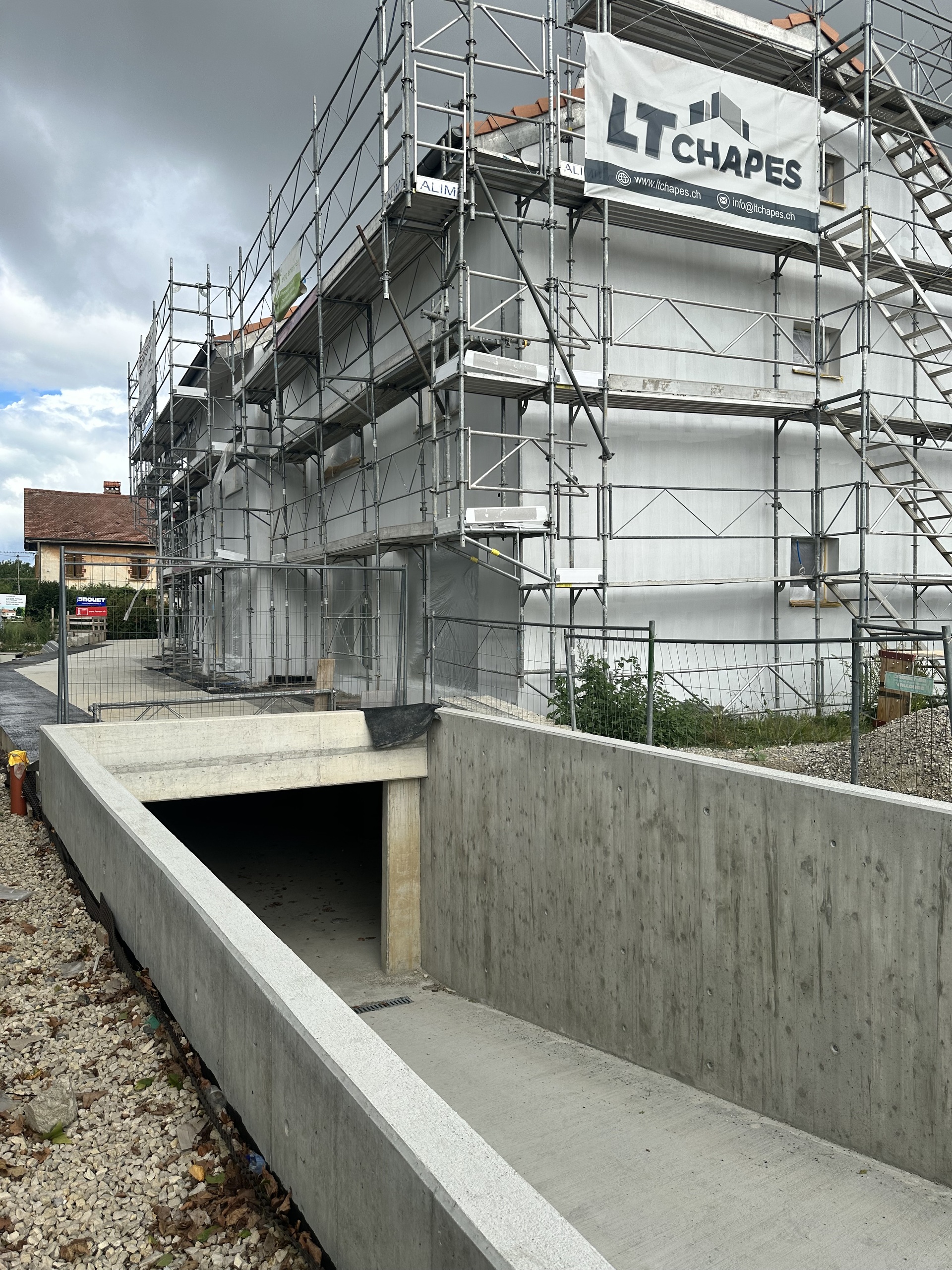 Grand parking souterrain accès direct au villas