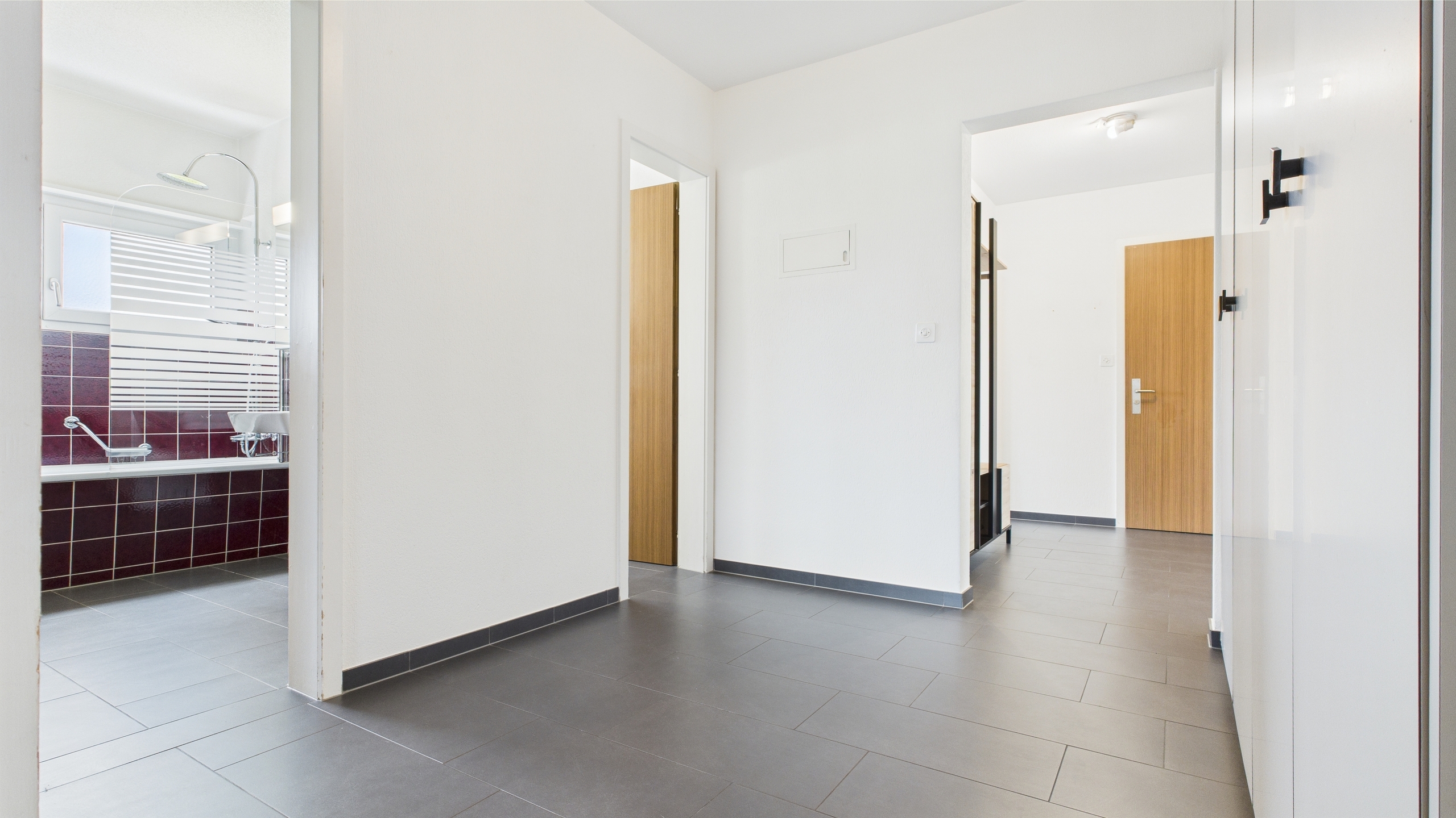 Grosszügiges Entrée mit Wandschränken