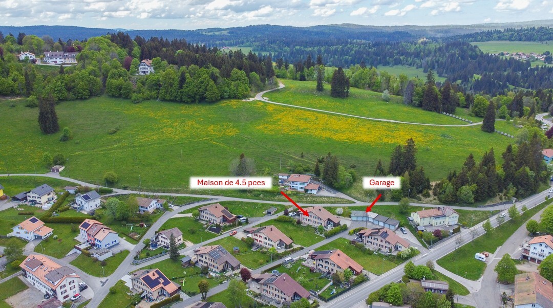 Vue aérienne sur la maison et le garage en sus