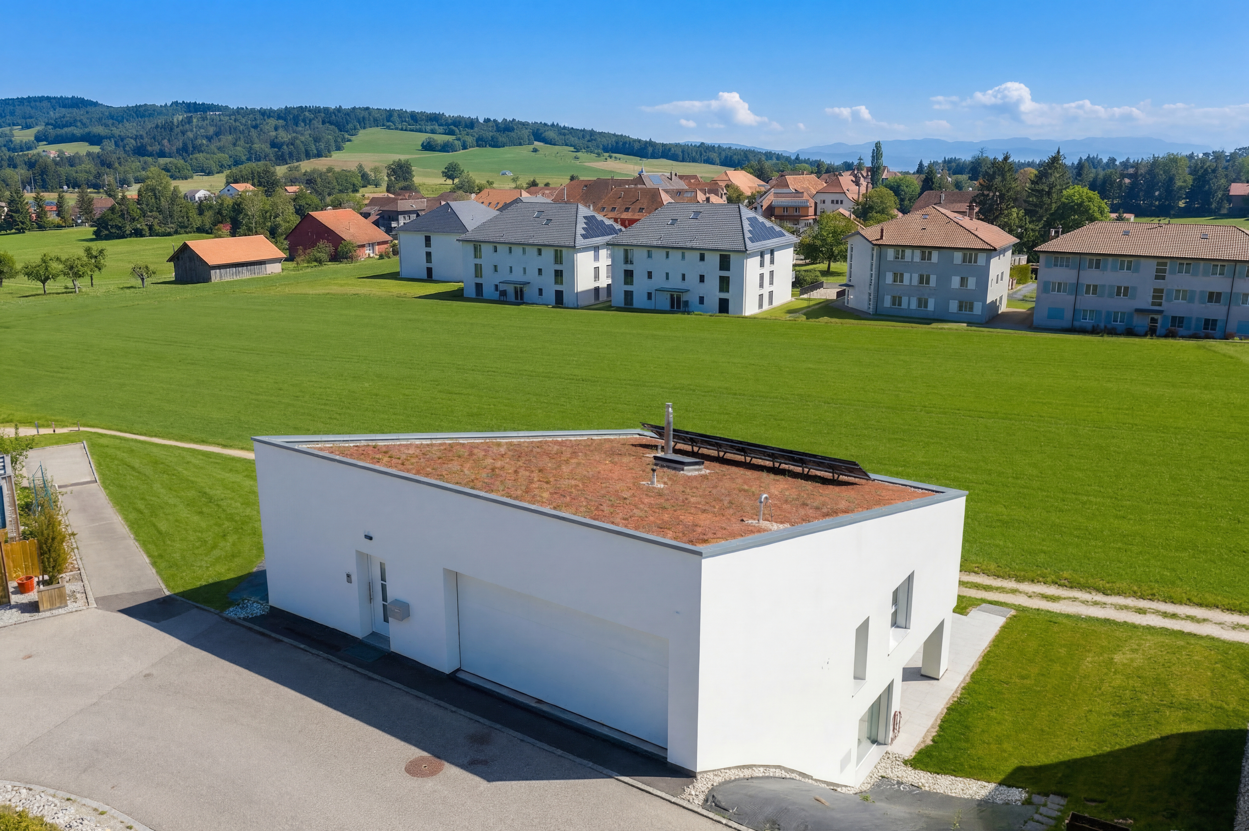 Entrée villa et grand garage 2 places