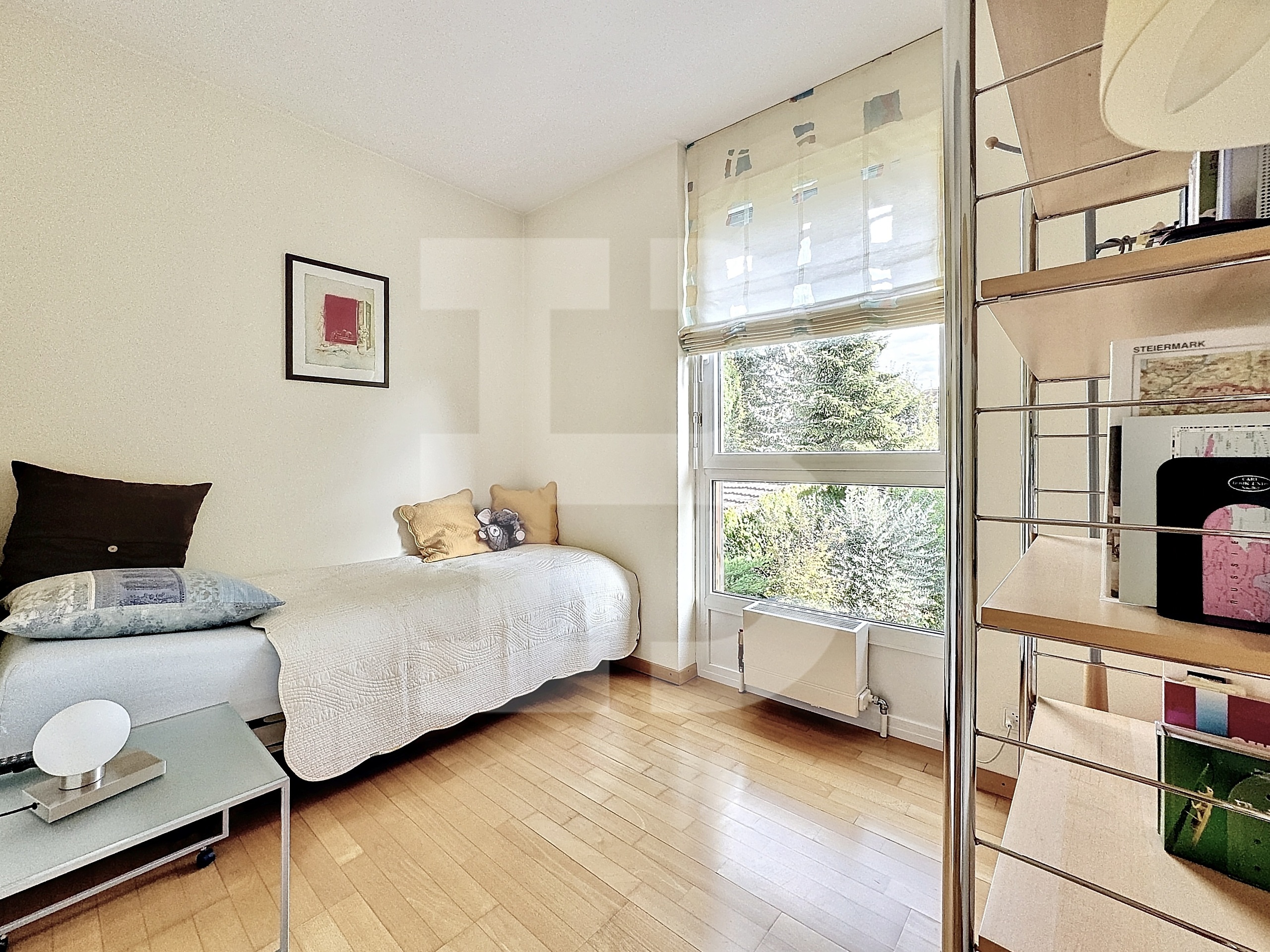 une des trois chambres - salle de bains complète  une des trois chambres - salle de bains complète