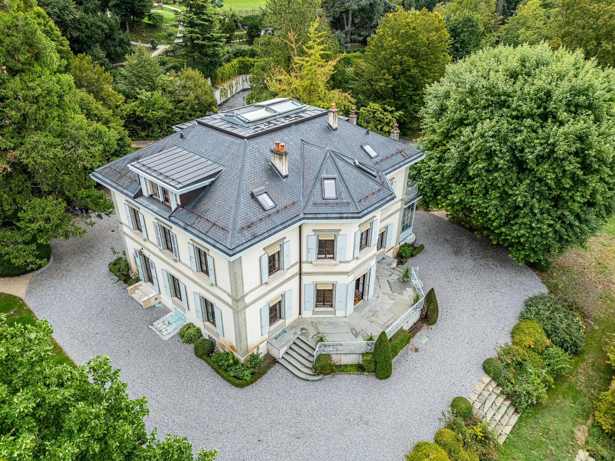Exterior view 6