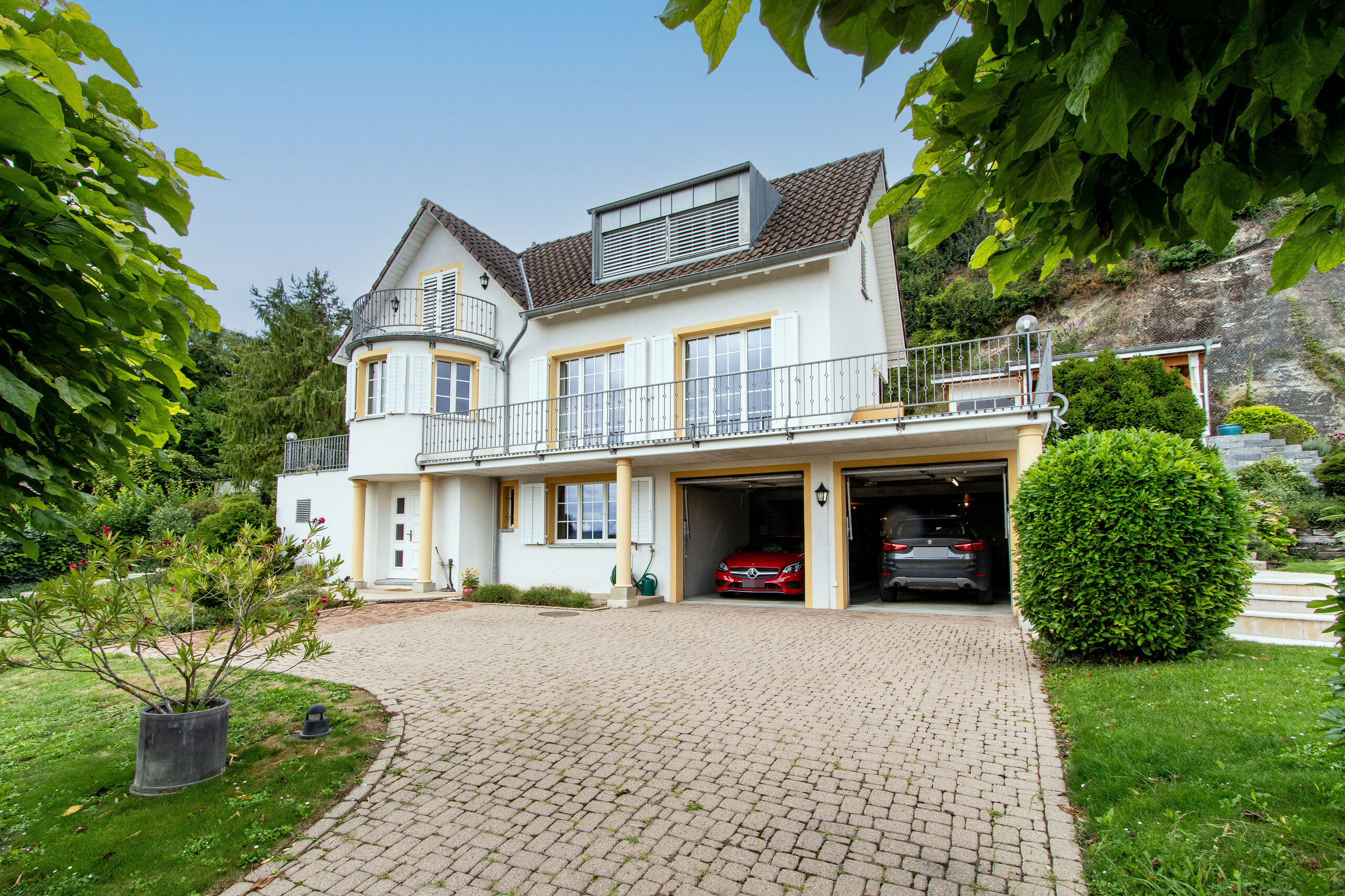Zugang / Garagen / Südost Fassade Zugang / Garagen / Südost Fassade