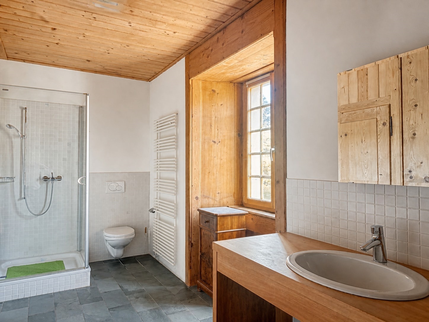 Salle de bains au rez-de-chaussée