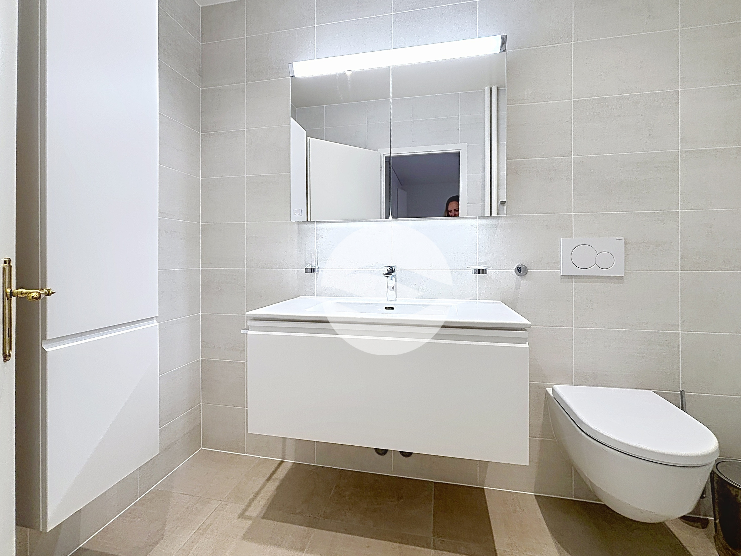Salle de douche - spacieuse vasque - rangement - WC Salle de douche - spacieuse vasque - rangement - WC