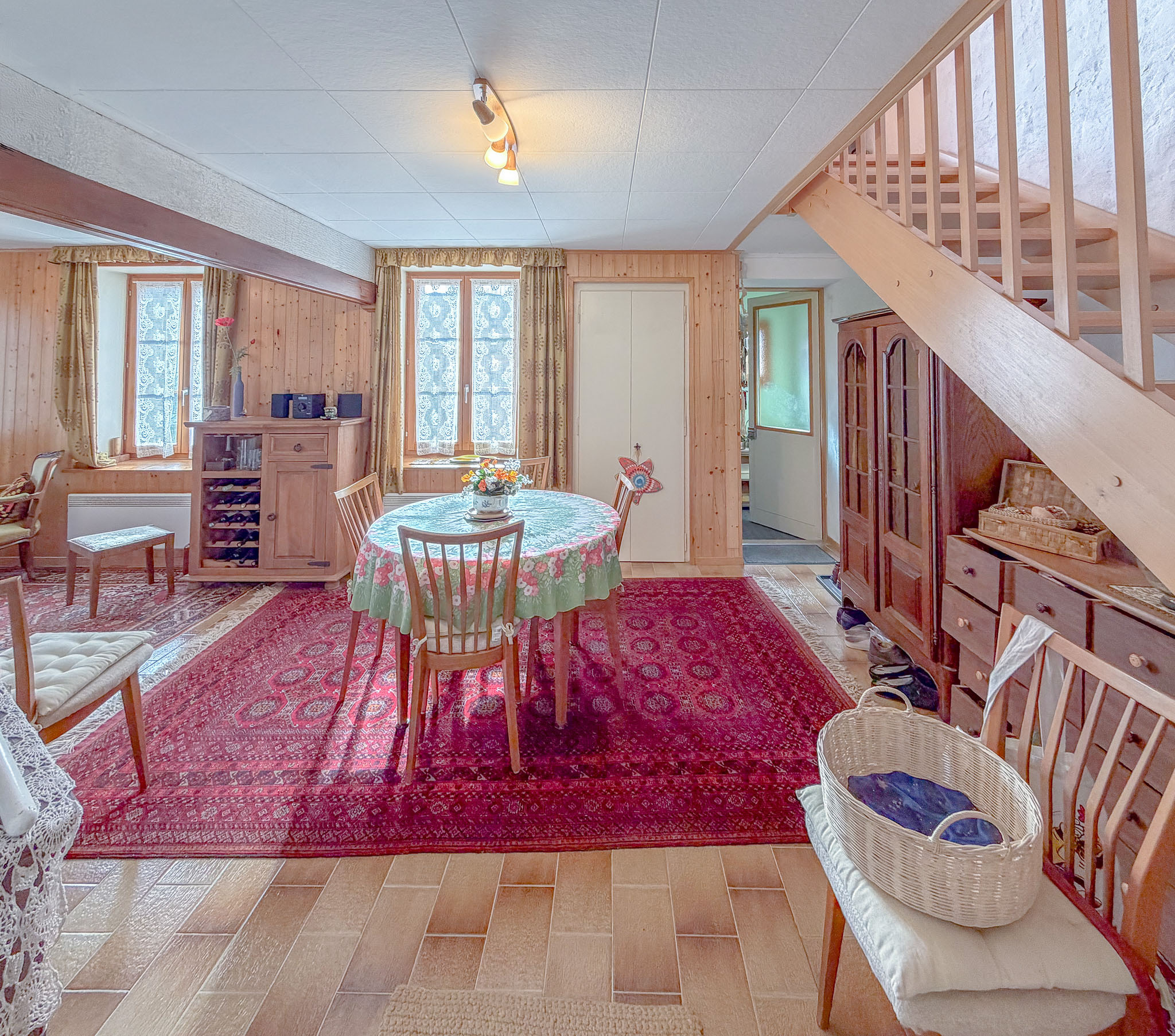 Espace séjour/salle à manger au rez avec armoires murales