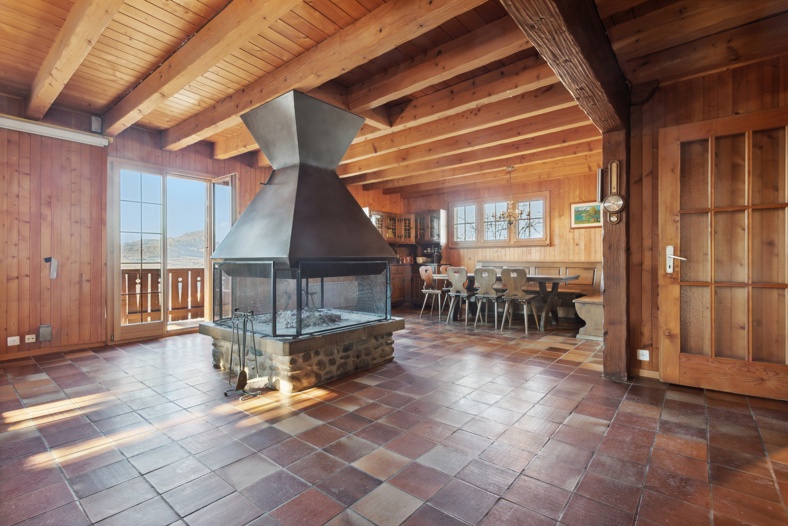 Wohnzimmer mit zentralem Kamin Wohnzimmer mit zentralem Kamin