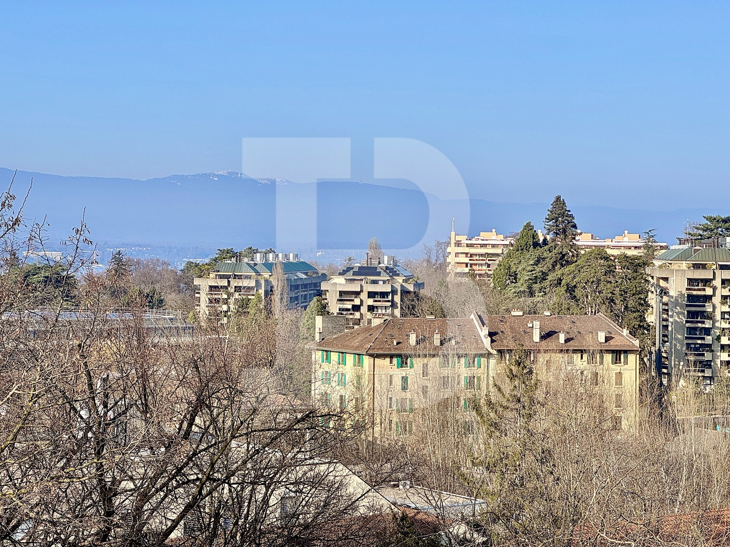 Balcon avec vue sur le Jura