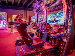 une pièce dans laquelle se trouvent des chaises et des jeux vidéo