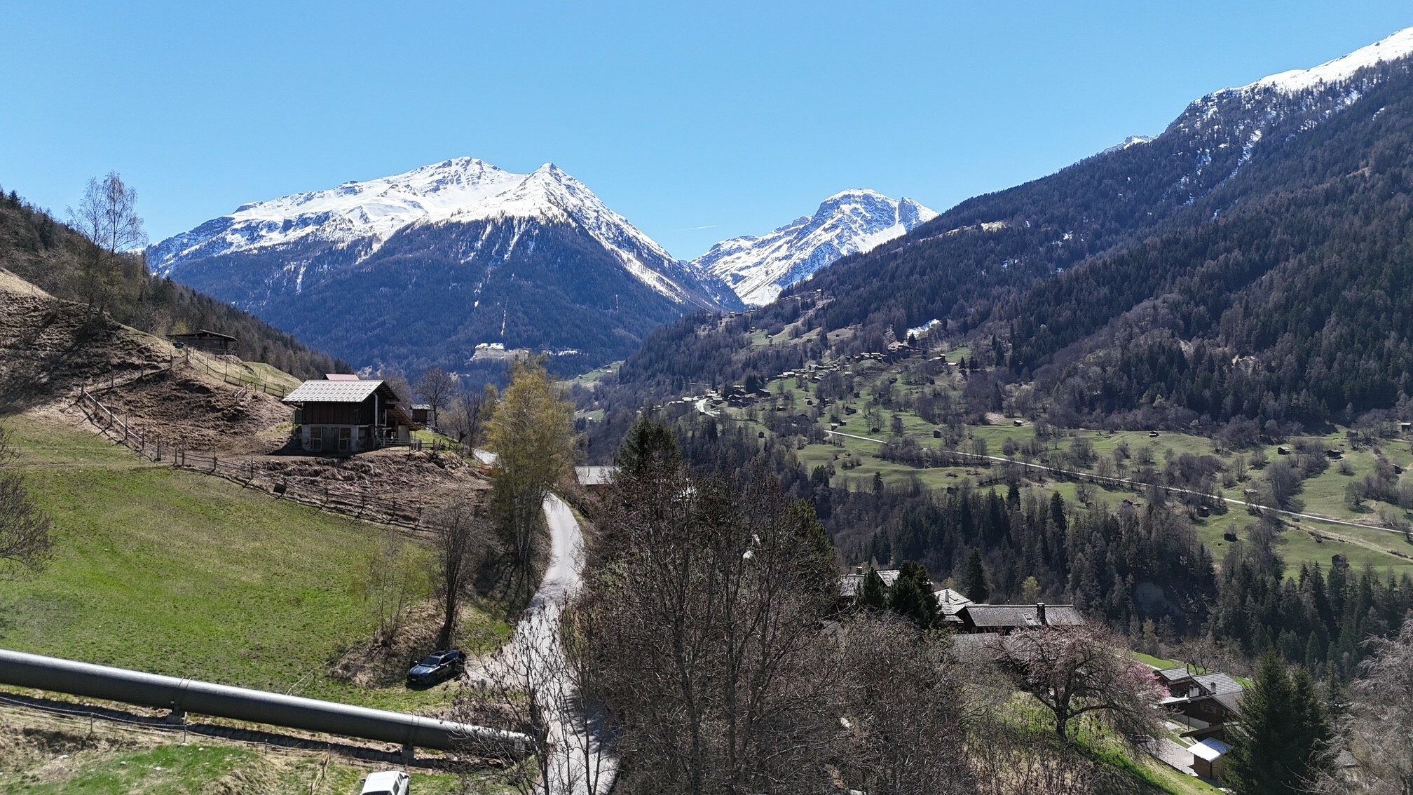 Vue exceptionnelle sur les montagnes et le fond de vallée Vue exceptionnelle sur les montagnes et le fond de vallée