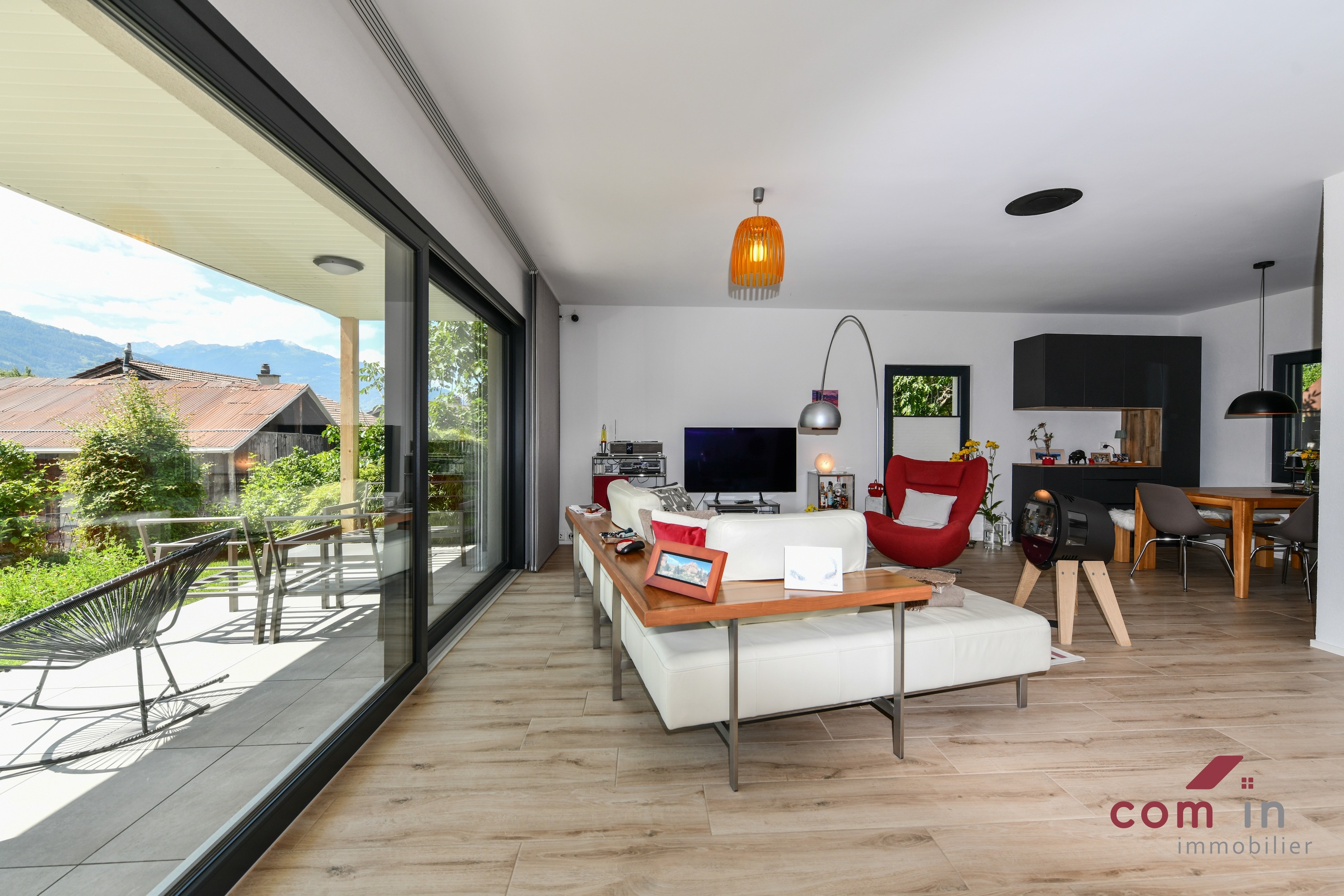 lumineux séjour avec accès à la terrasse Sud