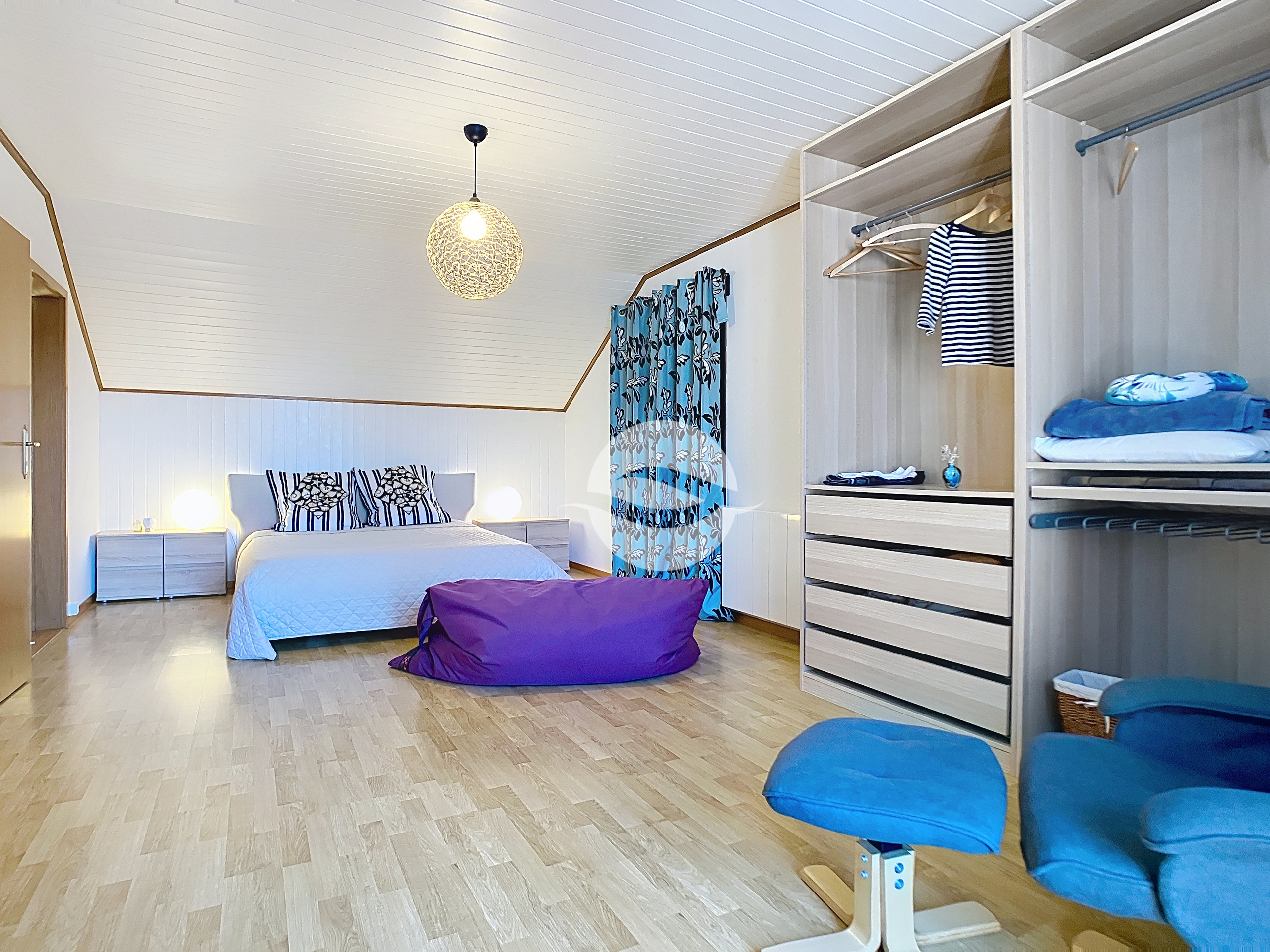 1er : Grande chambre avec accès salle de bains et terrasse