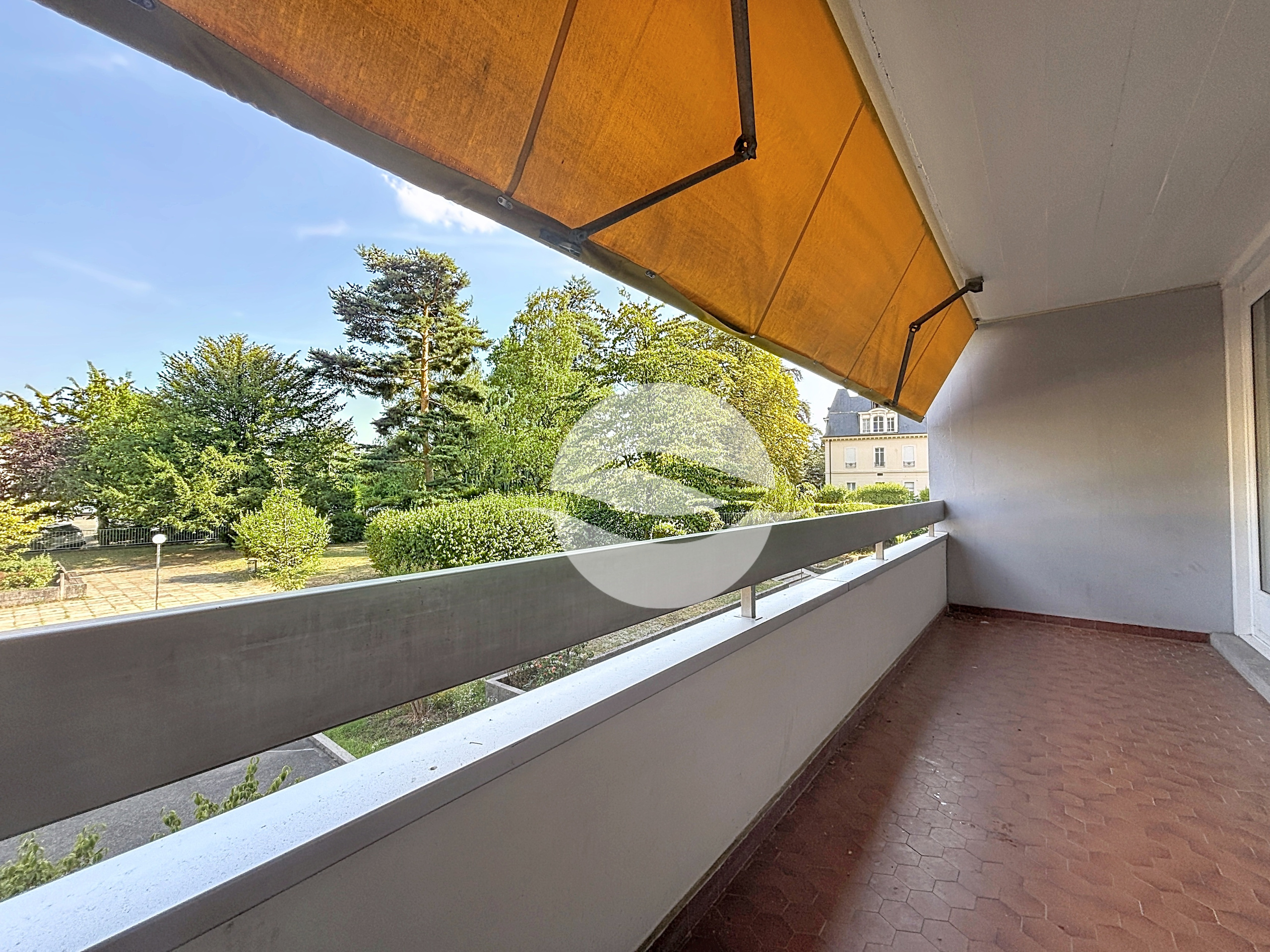Balcon couvert avec toile solaire