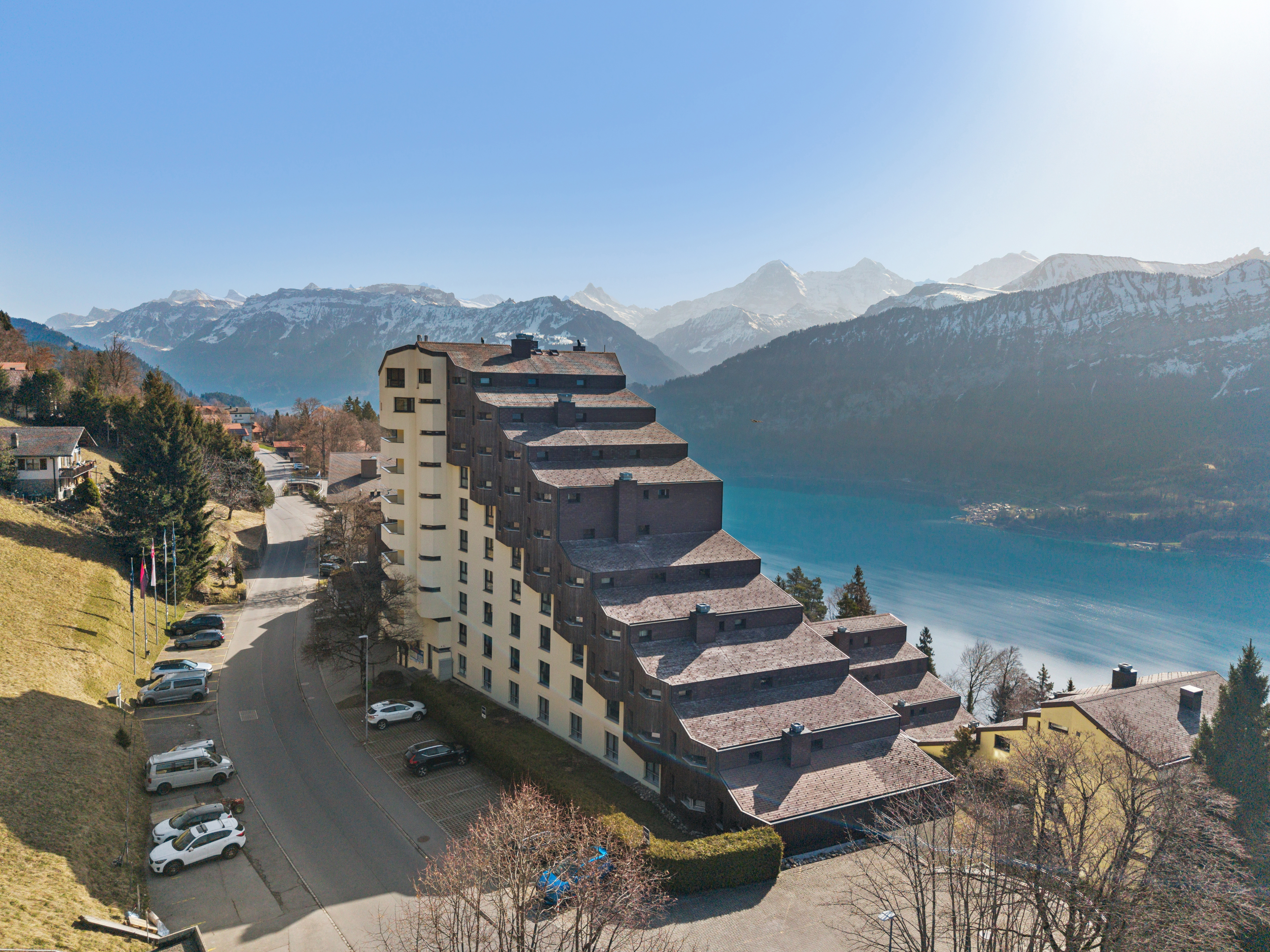 Vue sud ensoleillée de l'hôtel 4 étoiles au-dessus du lac de Thoune