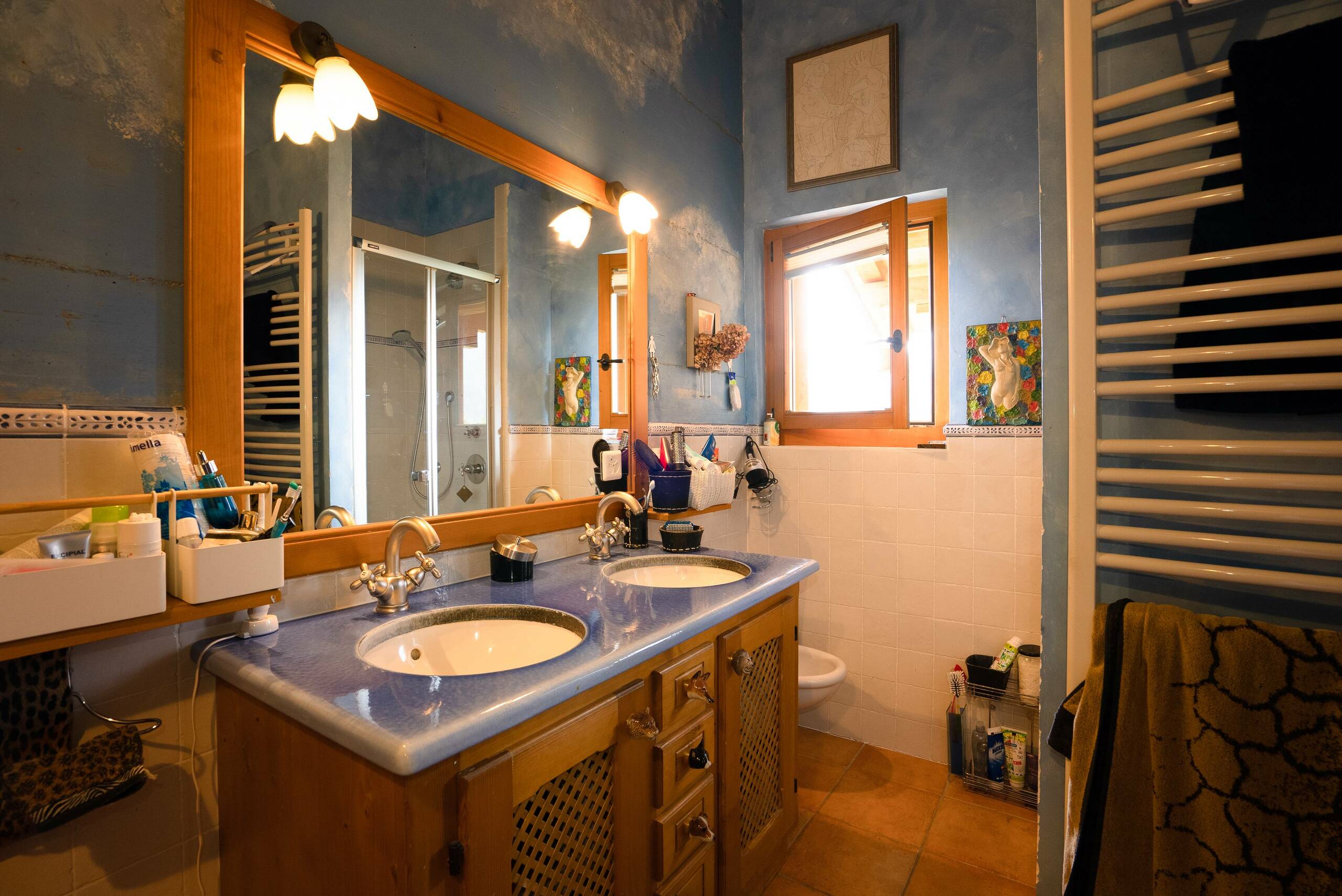 Vue intérieure salle de bains avec double vasque – Chalet La Tsombe à vendre Verbier