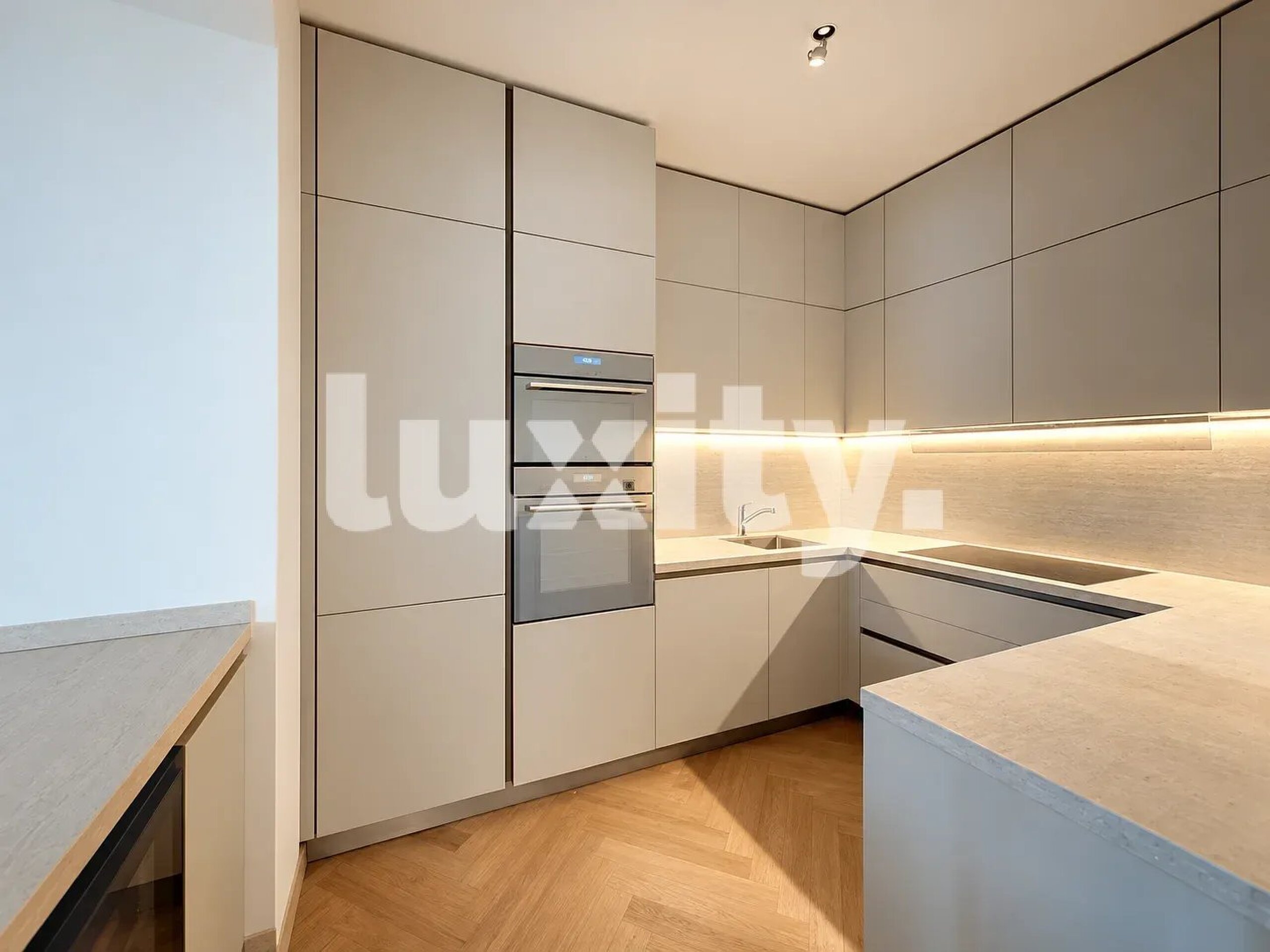 Nouveau 1 / 3 Appartement Appartement de 5 pièces en location à Canton de Genève, Genève - 169 m² CHF 11'300.-/mois, ch. c. 1207 Canton de Genève, Genève A convenir APPARTEMENT D’EXCEPTION FACE AU JET D’EAU Réf FM771: Le charme de l’ancien, le confort du moderne et une adresse prestigieuse. Idéalement situé face au célèbre Jet d’Eau de Genève, ce magnifique appartement de style haussmannien, entièrement rénové, bénéficie d’un emplacement privilégié et d’une vue exceptionnelle sur le lac Léman. Alliant élégance, beaux volumes et prestations contemporaines, ce bien offre un cadre de vie unique au cœur de Genève. UN APPARTEMENT AUX VOLUMES GÉNÉREUX L’appartement se compose d’un spacieux séjour baigné de lumière naturelle, offrant une vue imprenable sur le lac et le Jet d’Eau. Une cuisine moderne, entièrement équipée, vient compléter cet espace de vie. La partie nuit comprend trois chambres à coucher, dont une suite parentale disposant de sa propre salle de bains avec toilettes. Une deuxième salle de bains avec toilettes, un WC visiteurs indépendant ainsi qu’un espace buanderie apportent un confort supplémentaire au quotidien. Une cave complète...
