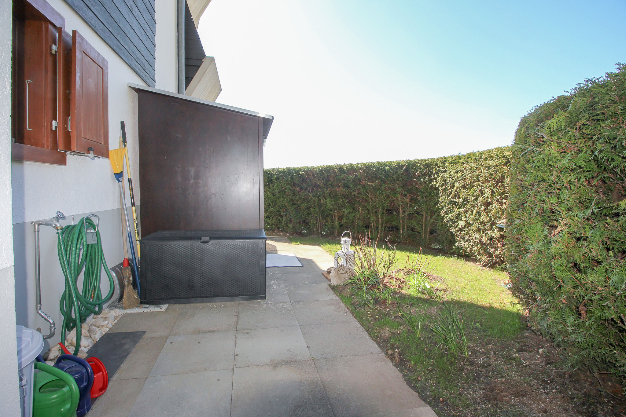 Espace jardin avec cabanon et robinet de jardin
