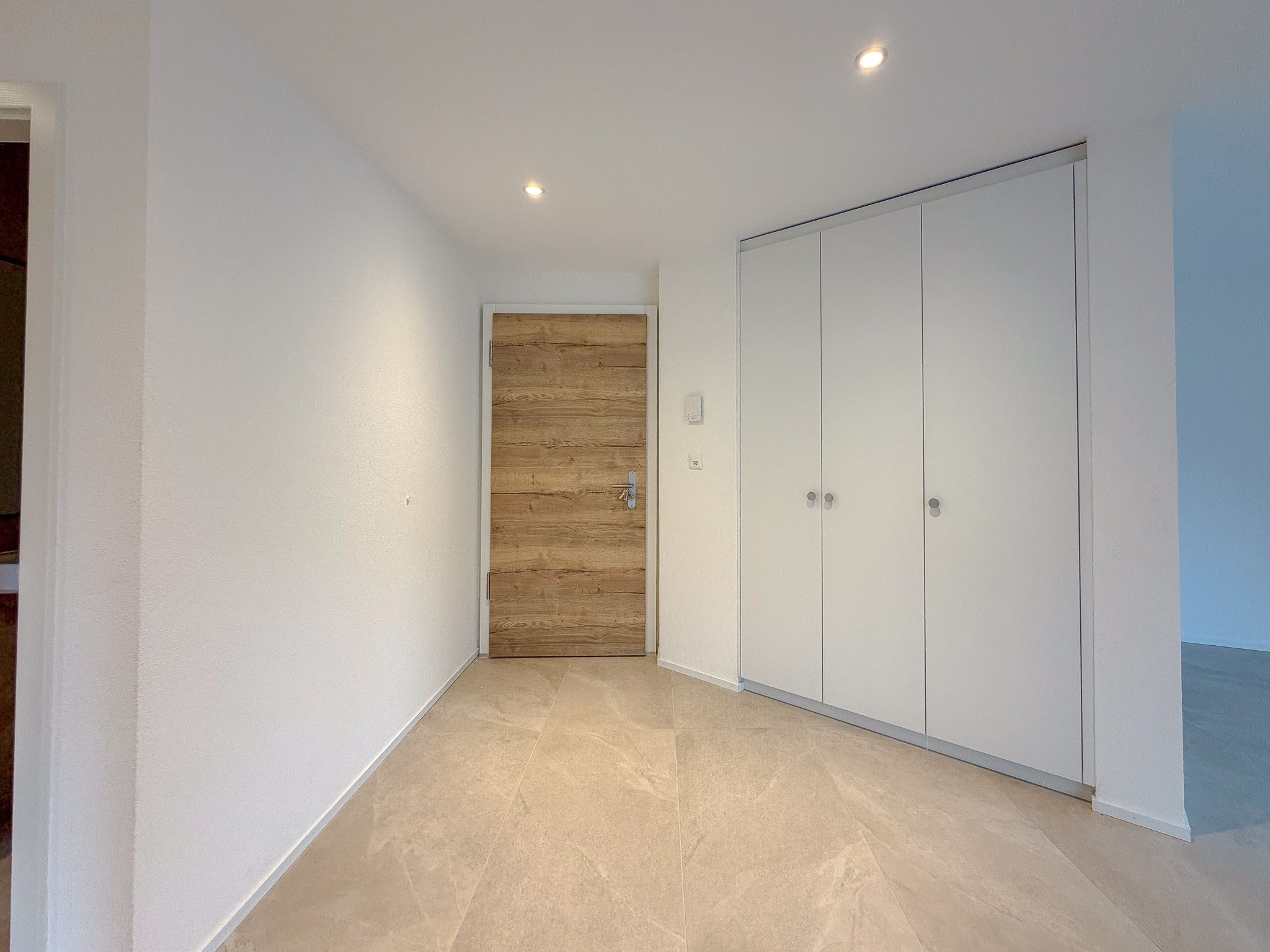 Hall d'entrée avec armoires murales