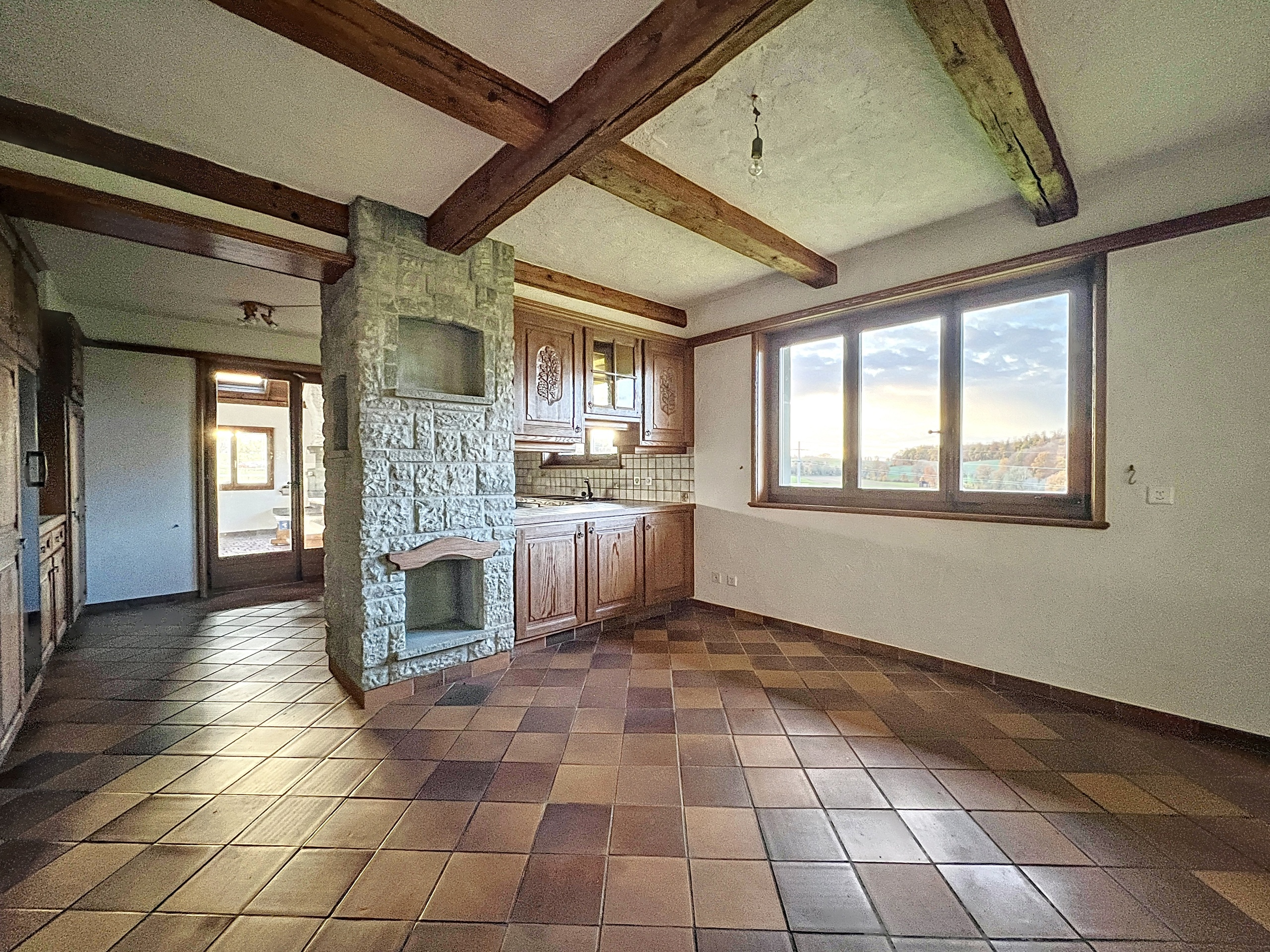 Salle à manger vers cuisine