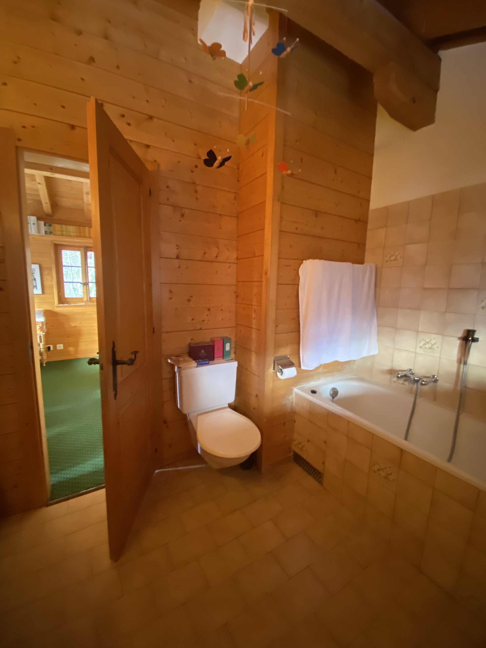 Salle de bain 1er étage, chambre aval Salle de bain 1er étage, chambre aval