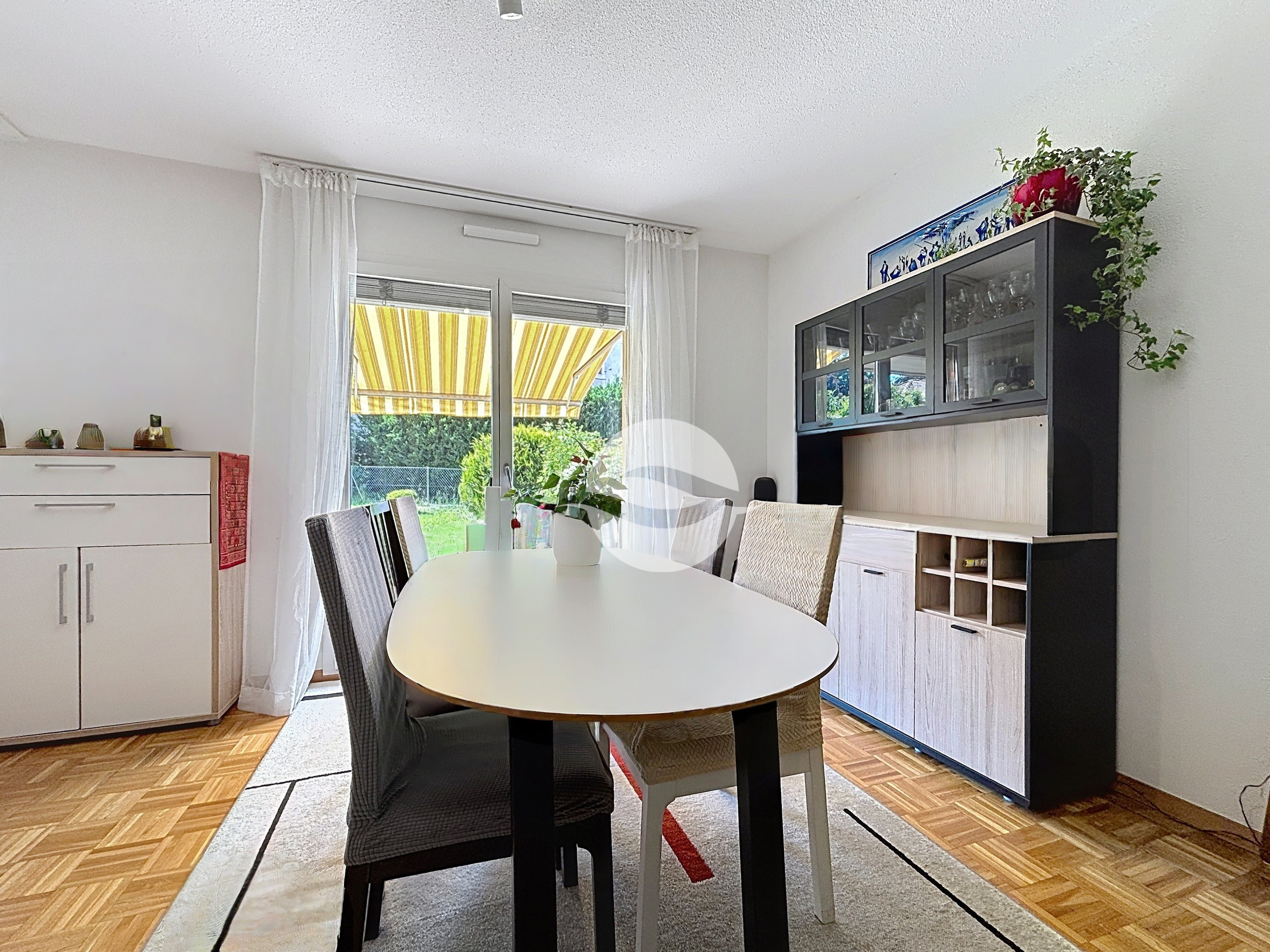 Salle à manger avec accès terrasse et jardin Salle à manger avec accès terrasse et jardin