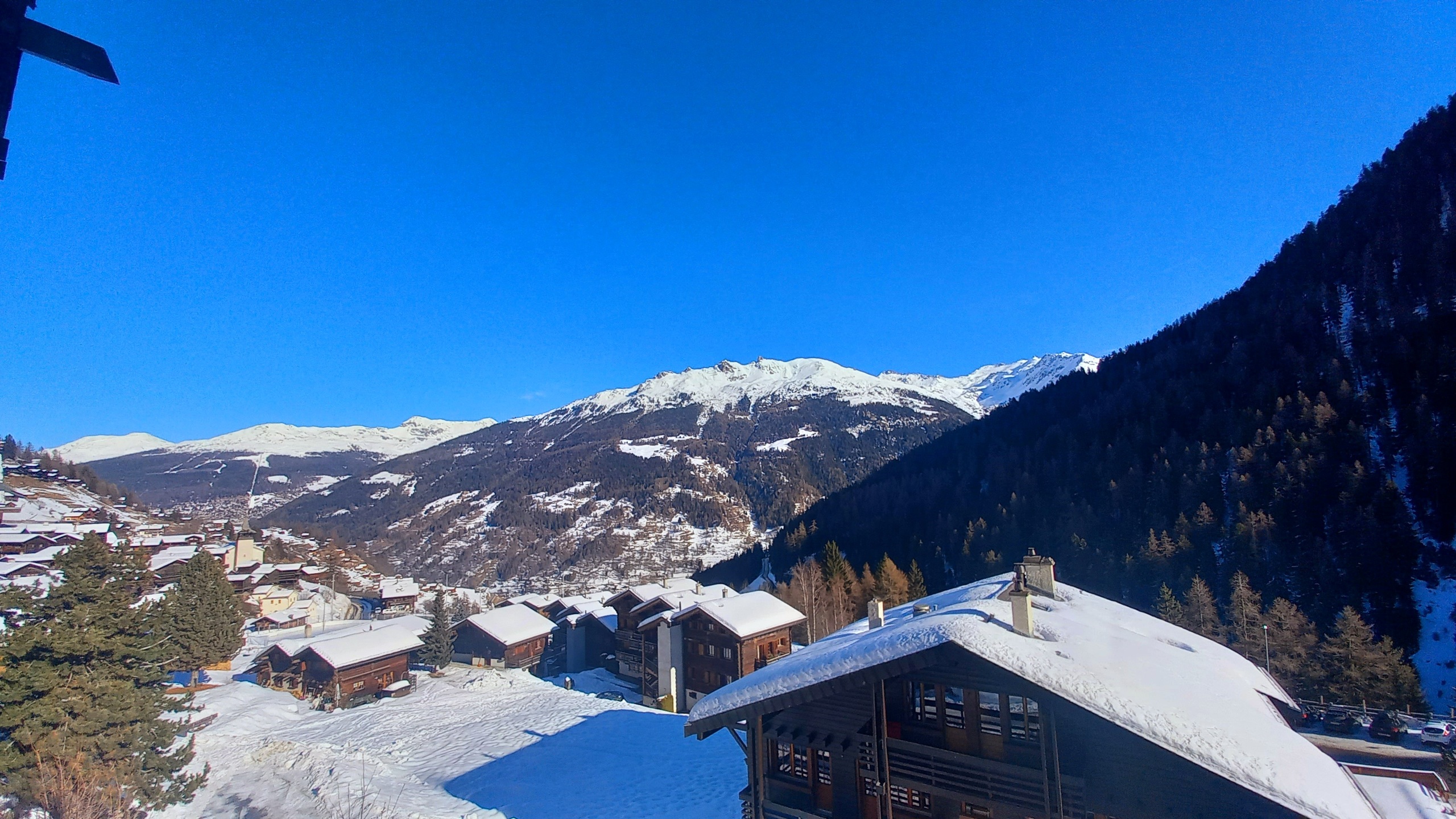 Vue du balcon côté est  Vue du balcon côté est