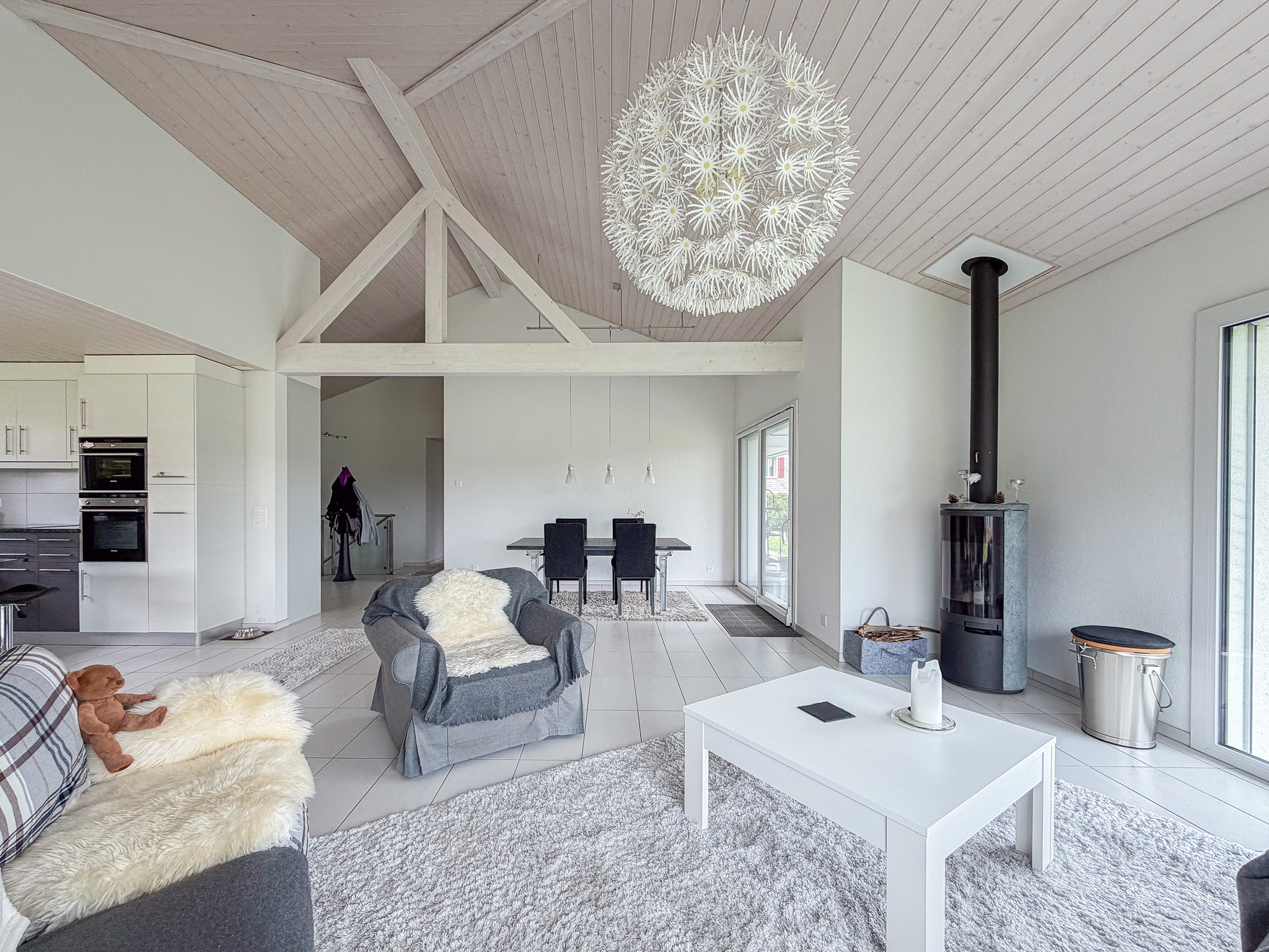Pièce à vivre avec grande hauteur sous-plafond avec poêle à bois Pièce à vivre avec grande hauteur sous-plafond avec poêle à bois