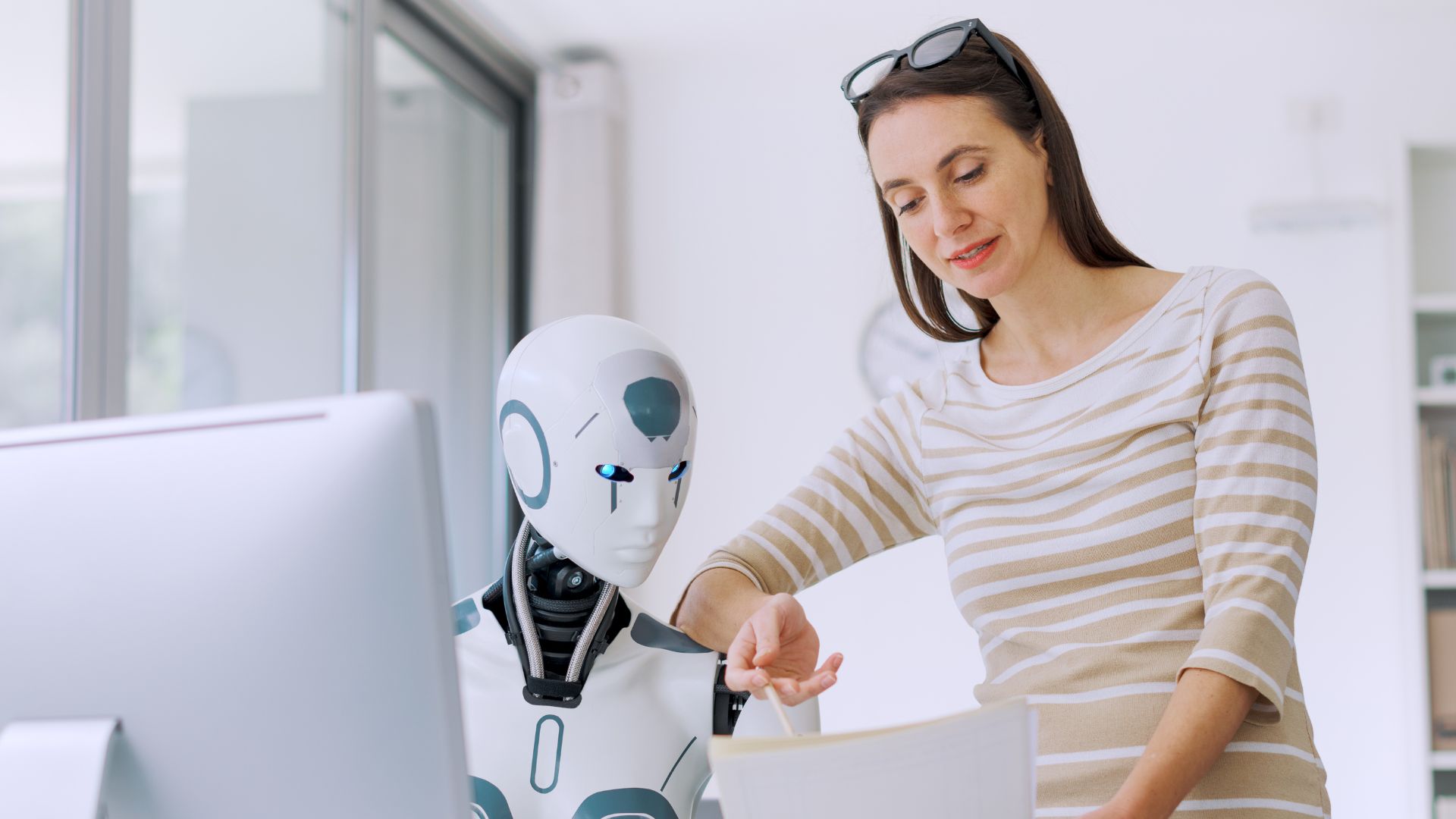 Immobilienprofi nutzt künstliche Intelligenz, um individuelle Beschreibungen für Immobilieninserate zu erstellen.