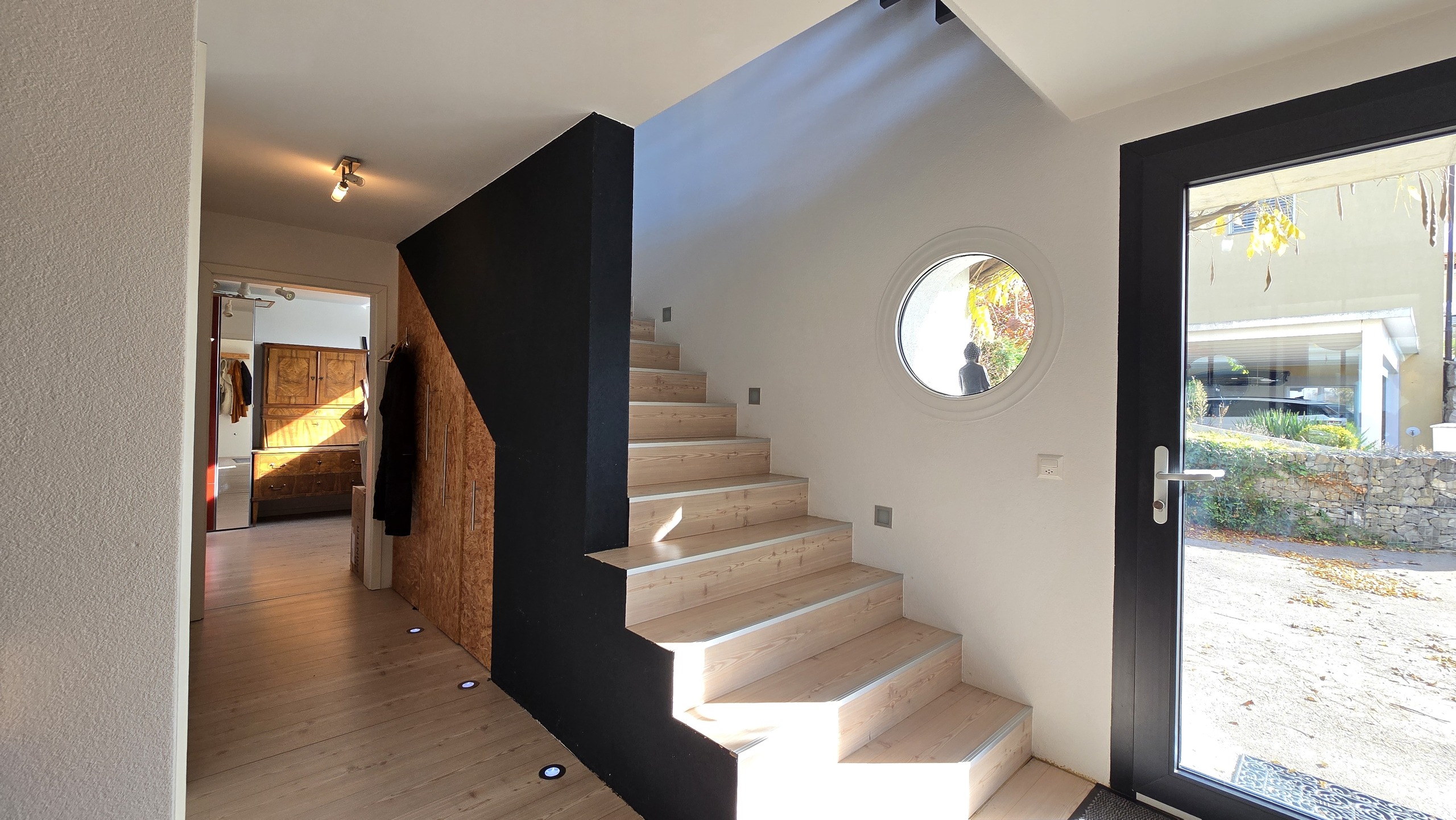 Entrée au rez-inférieur