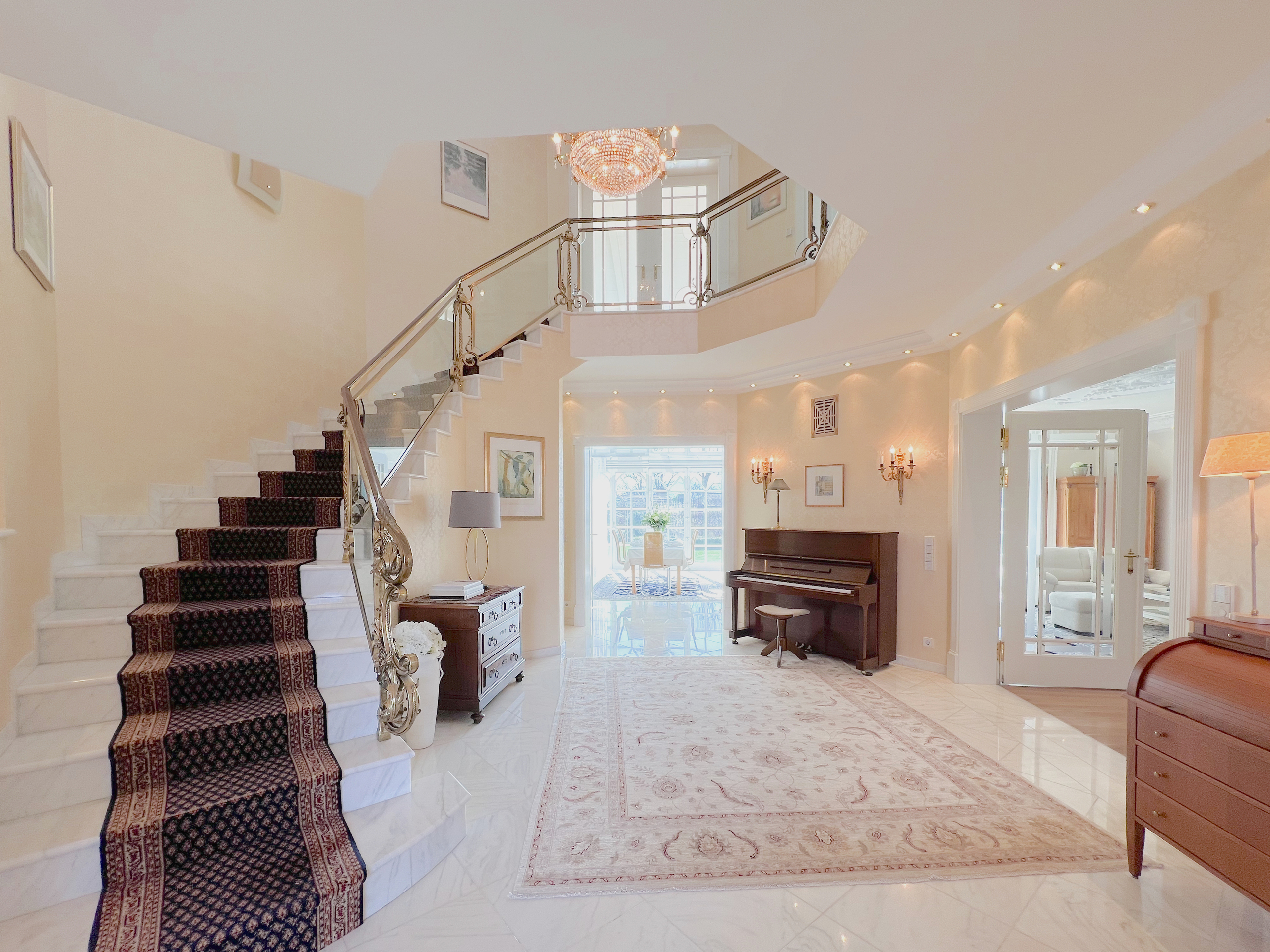 Der repräsentative Entrée und das Erdgeschoss strahlen im einheitlichen, herrschaftlichen Villenstil.