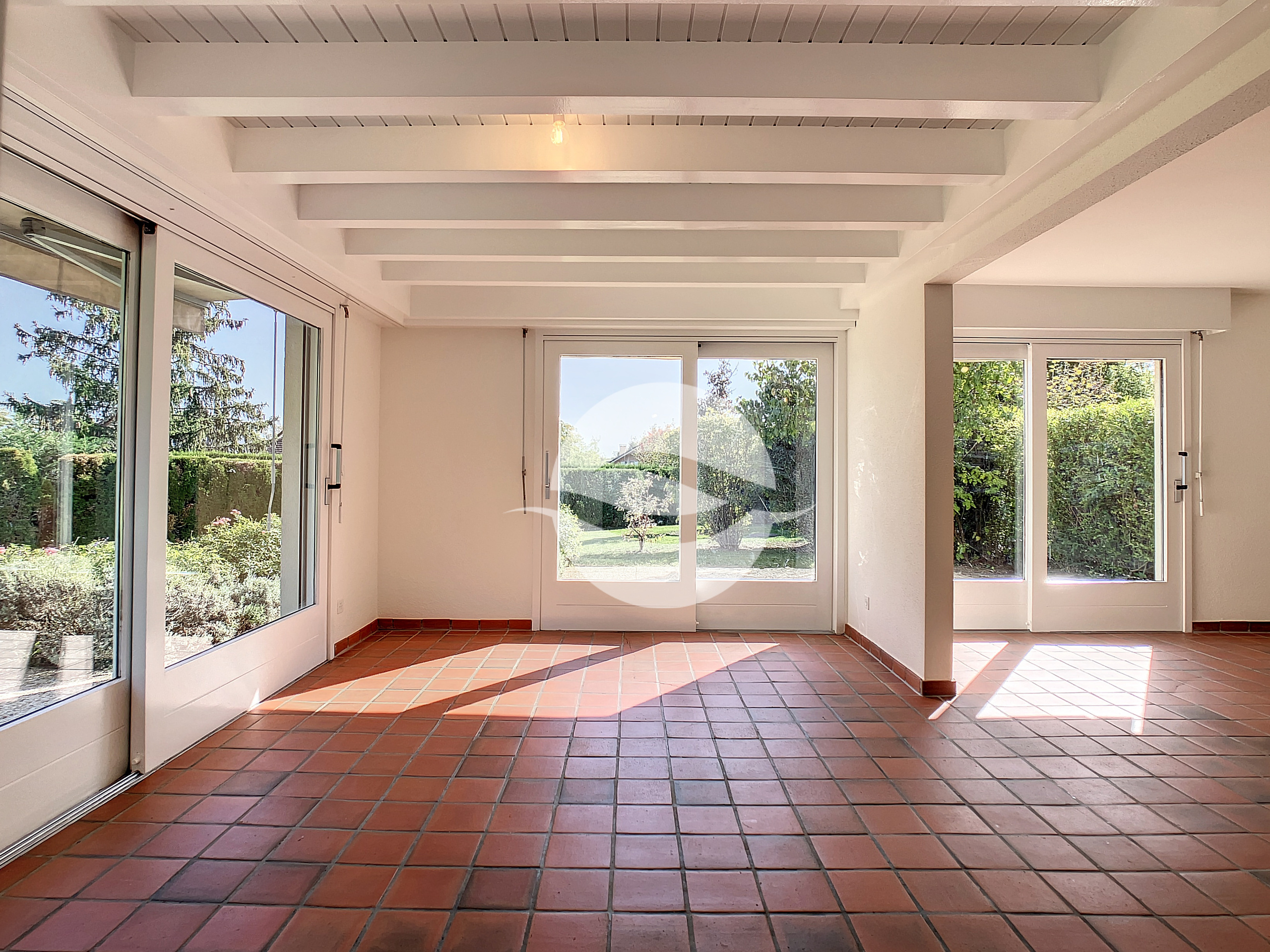 Séjour et salle à manger ouvert avec accès terrasse et jardin Séjour et salle à manger ouvert avec accès terrasse et jardin