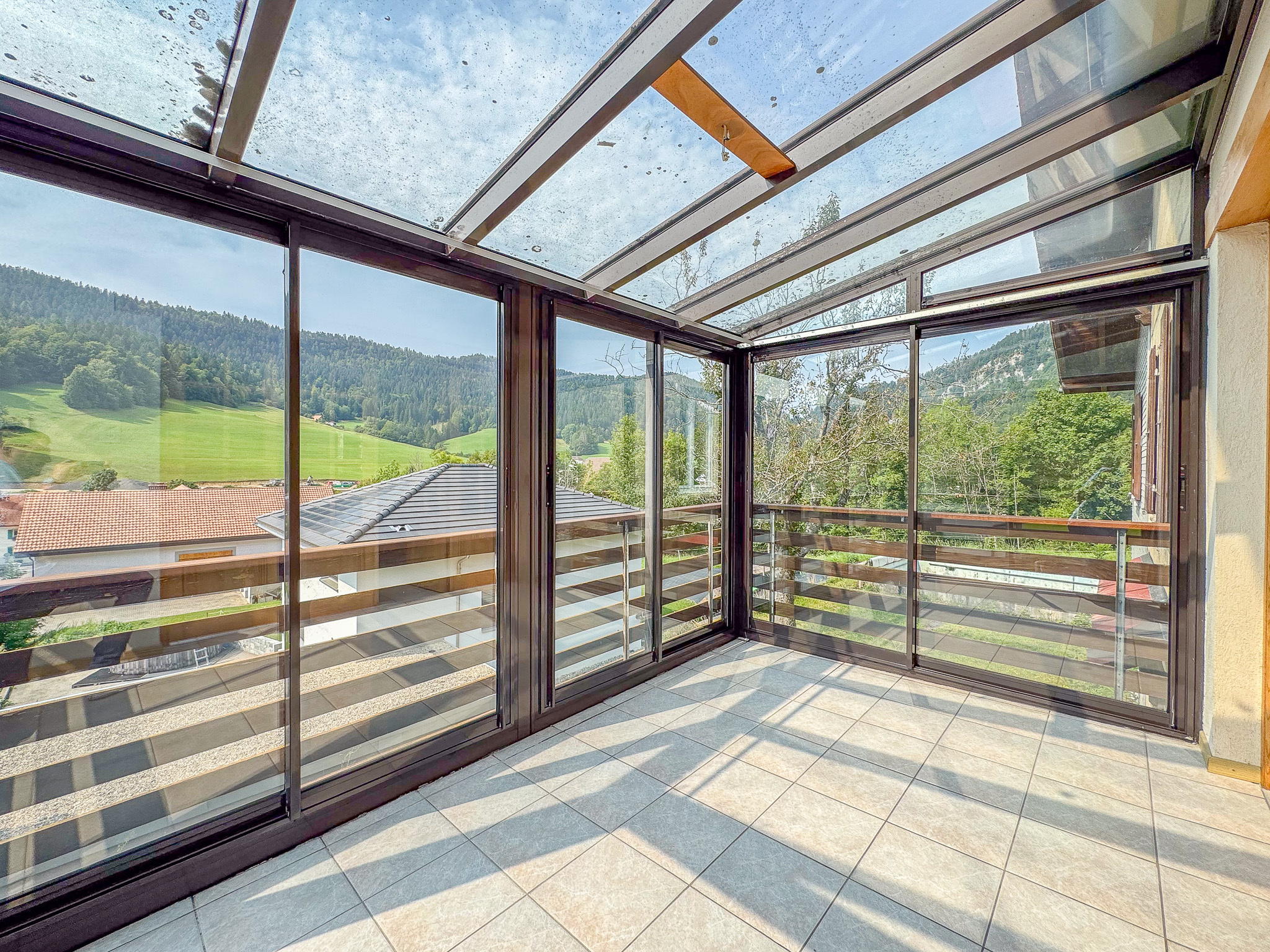 Appt vacant au 1er : grand balcon vitré exposition Sud