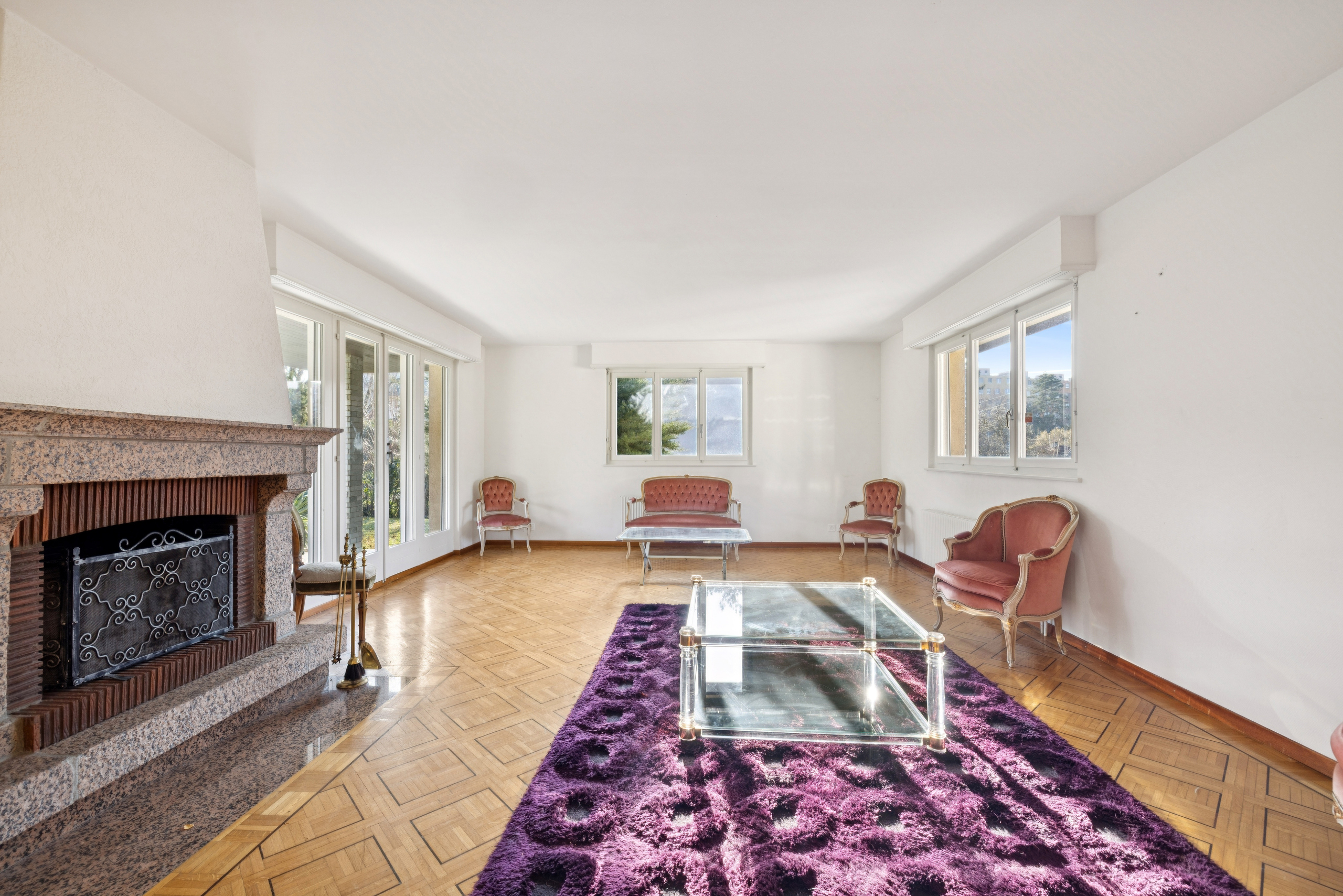 Spacieux séjour avec sa grande cheminée Spacieux séjour avec sa grande cheminée