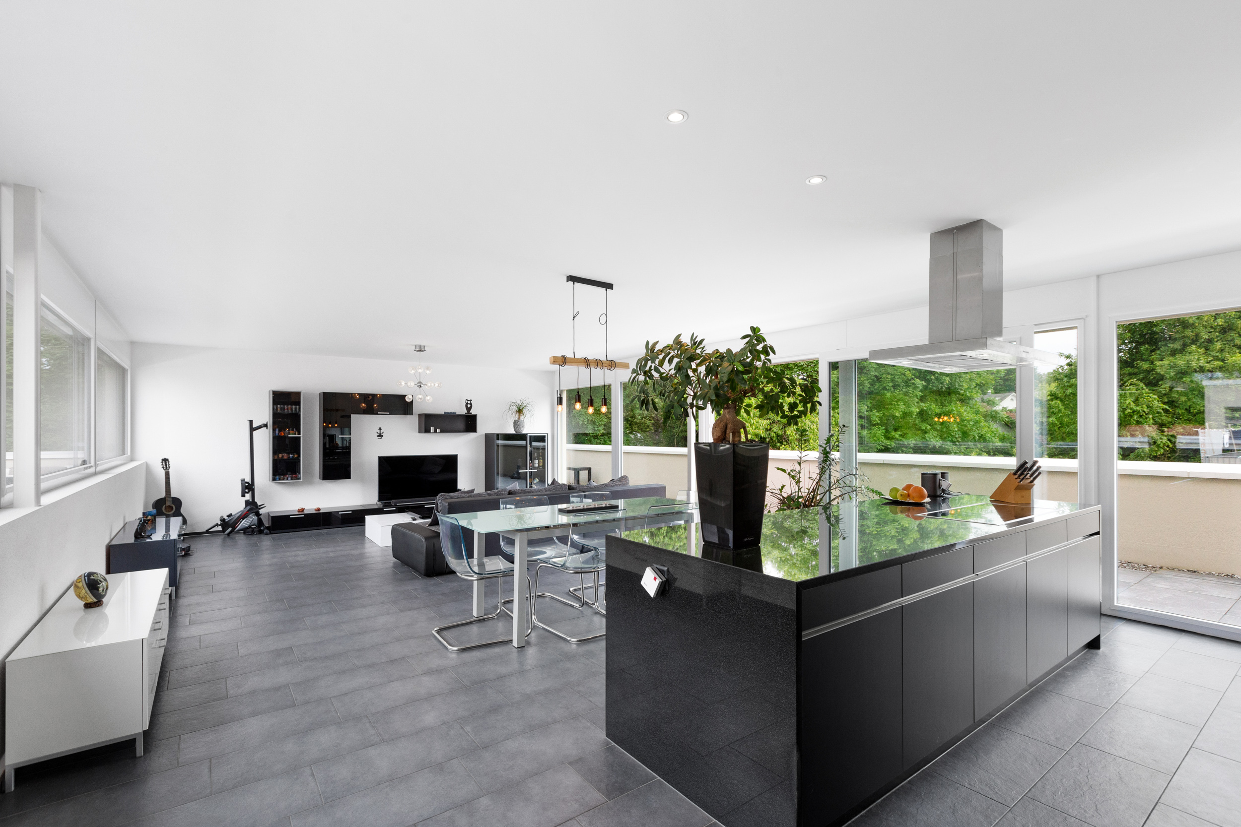 Bodentiefe Fenster sorgen für viel Licht in allen Zimmern. Bodentiefe Fenster sorgen für viel Licht in allen Zimmern.