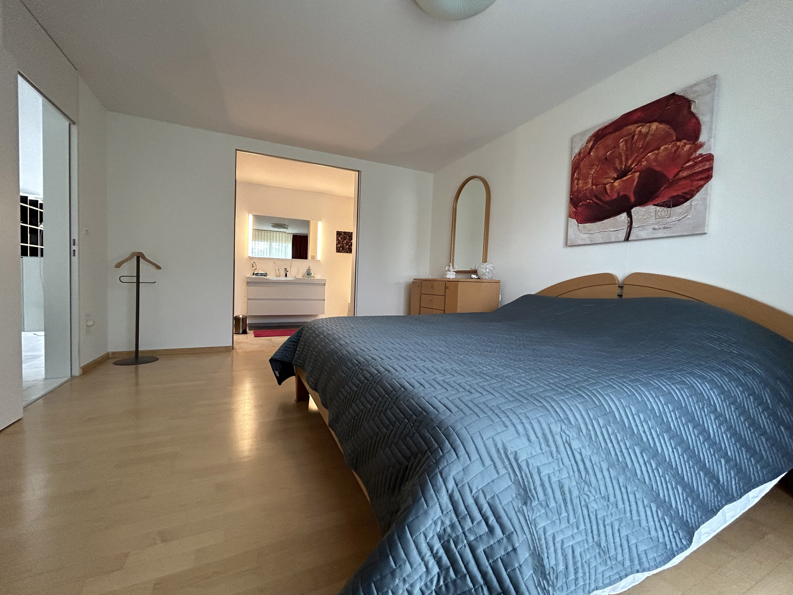 Schlafzimmer mit Badezimmer