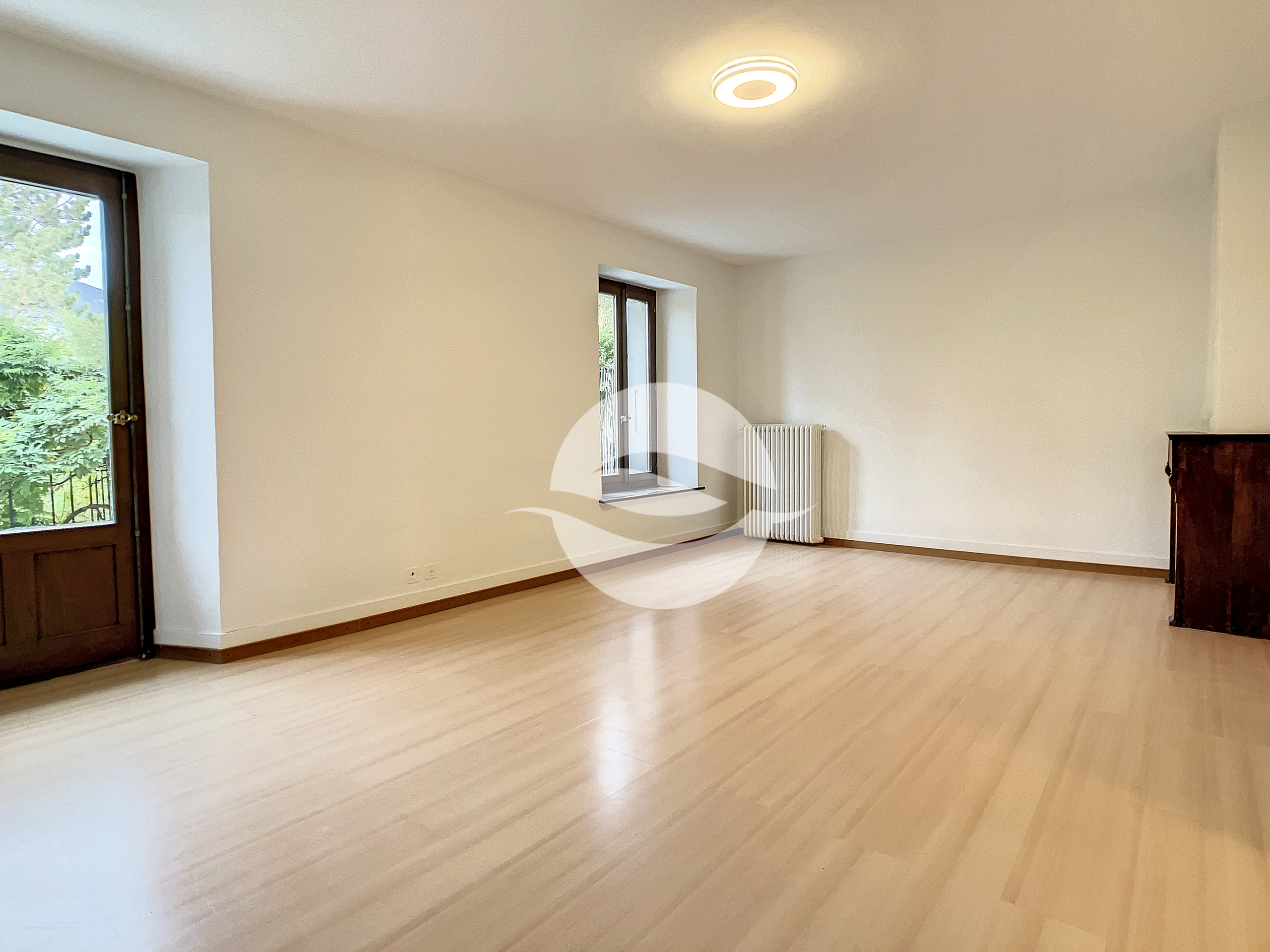 1er: 2ème chambre avec accès au balcon