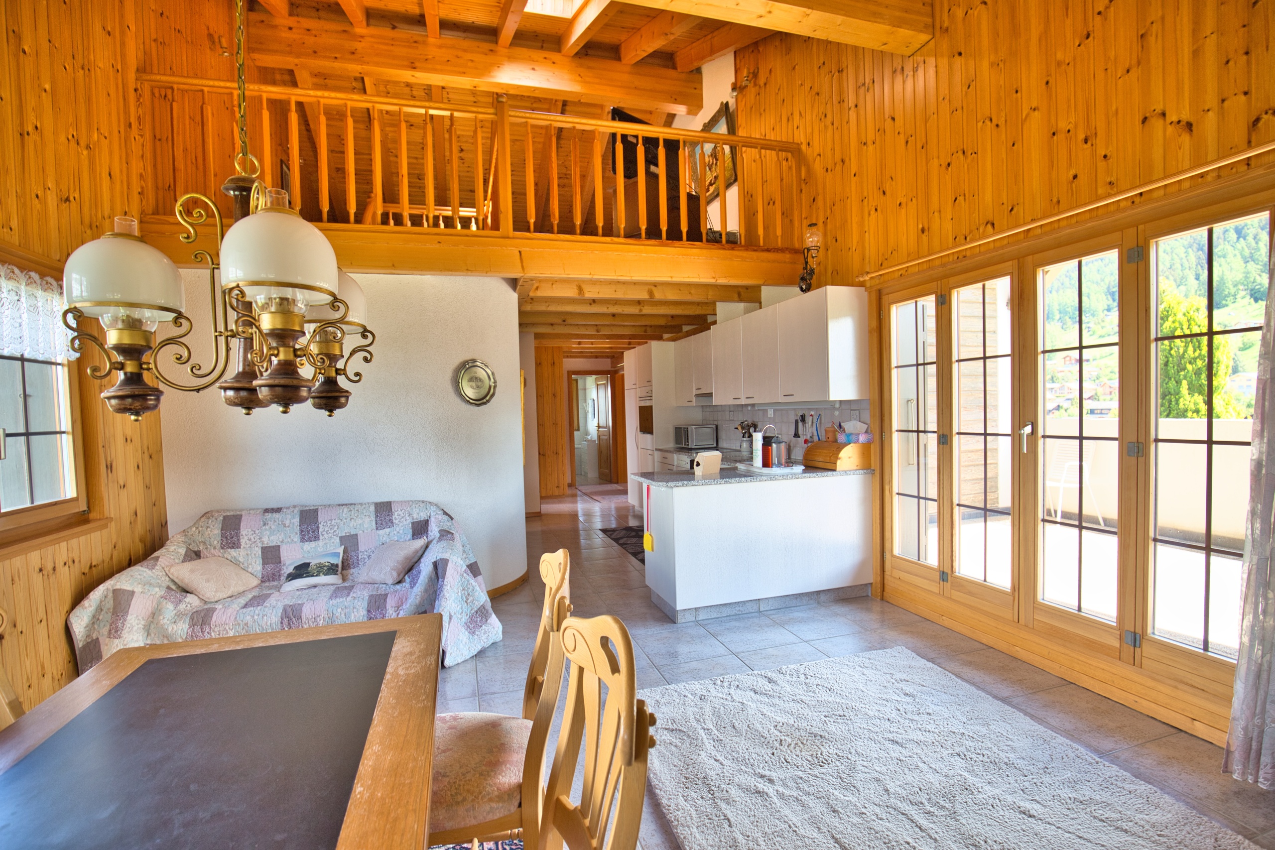 l'intérieur d'une maison avec un grand plafond en bois et des panneaux en bois, comprenant une salle à manger, un salon et une cuisine avec des portes coulissantes l'intérieur d'une maison avec un grand plafond en bois et des panneaux en bois, comprenant une salle à manger, un salon et une cuisine avec des portes coulissantes