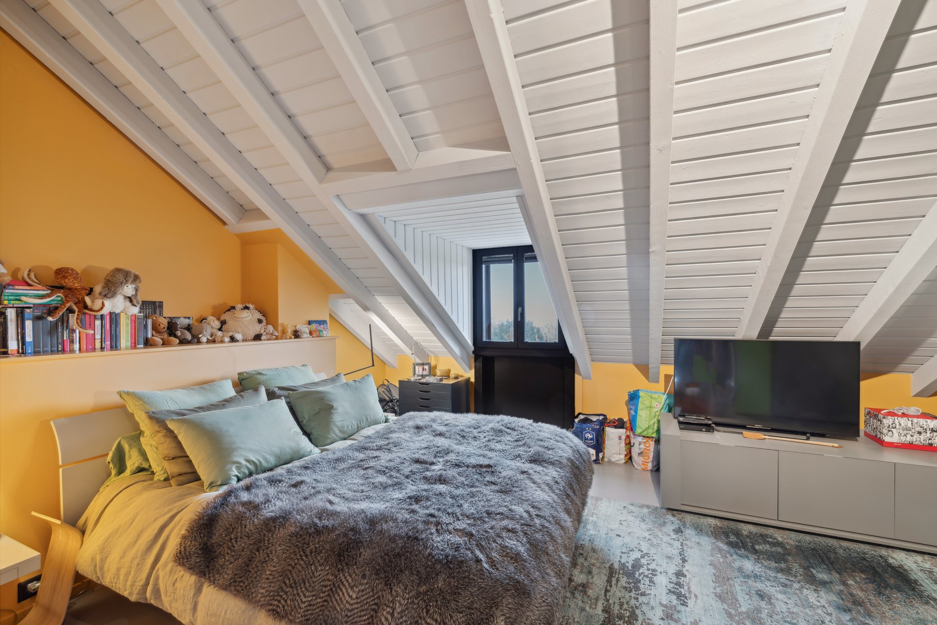 Chambre à coucher avec balcon, dressing et salle de bains en suite