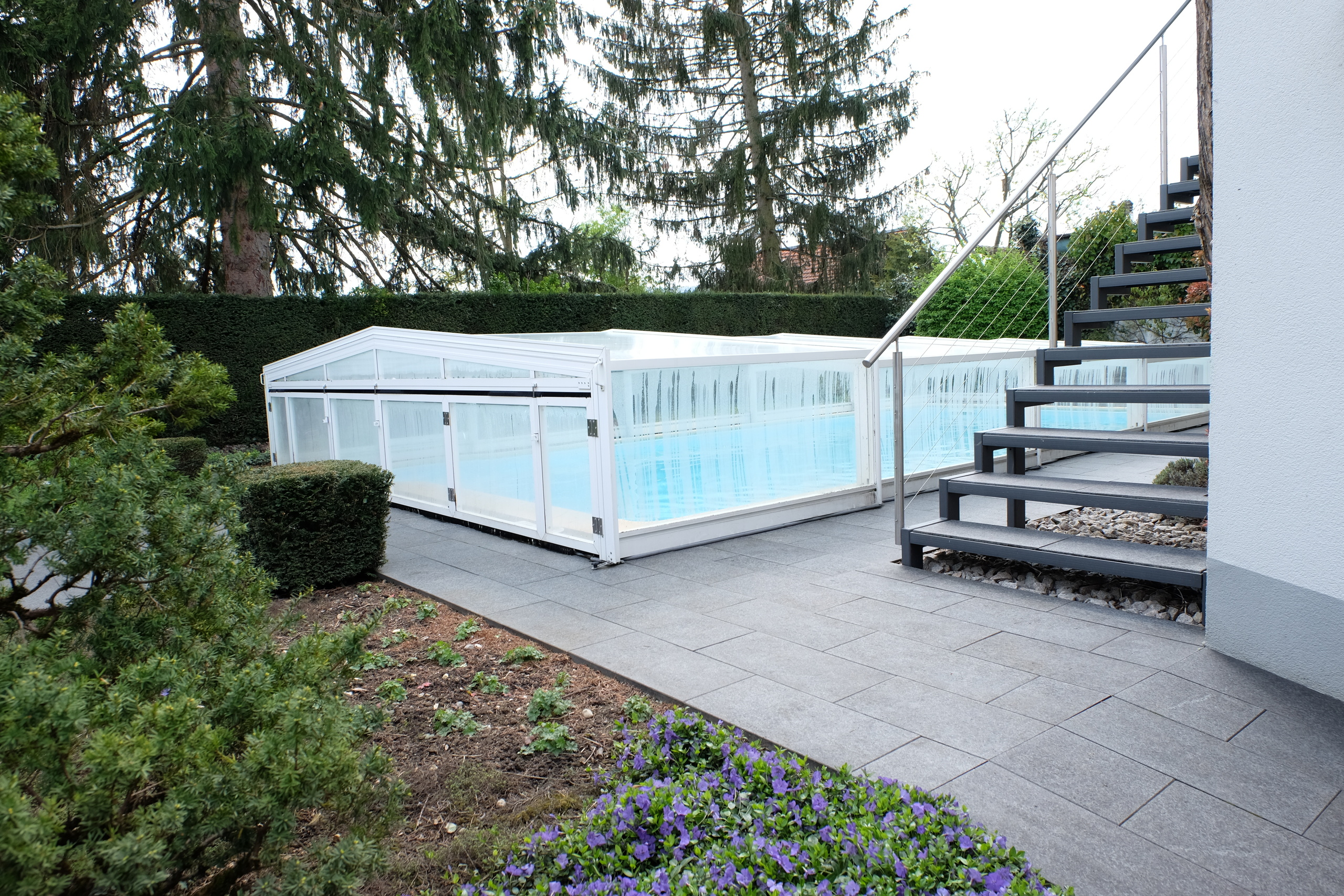 Pool mit Treppenaufgang in den Garten des Erdgeschosses Pool mit Treppenaufgang in den Garten des Erdgeschosses