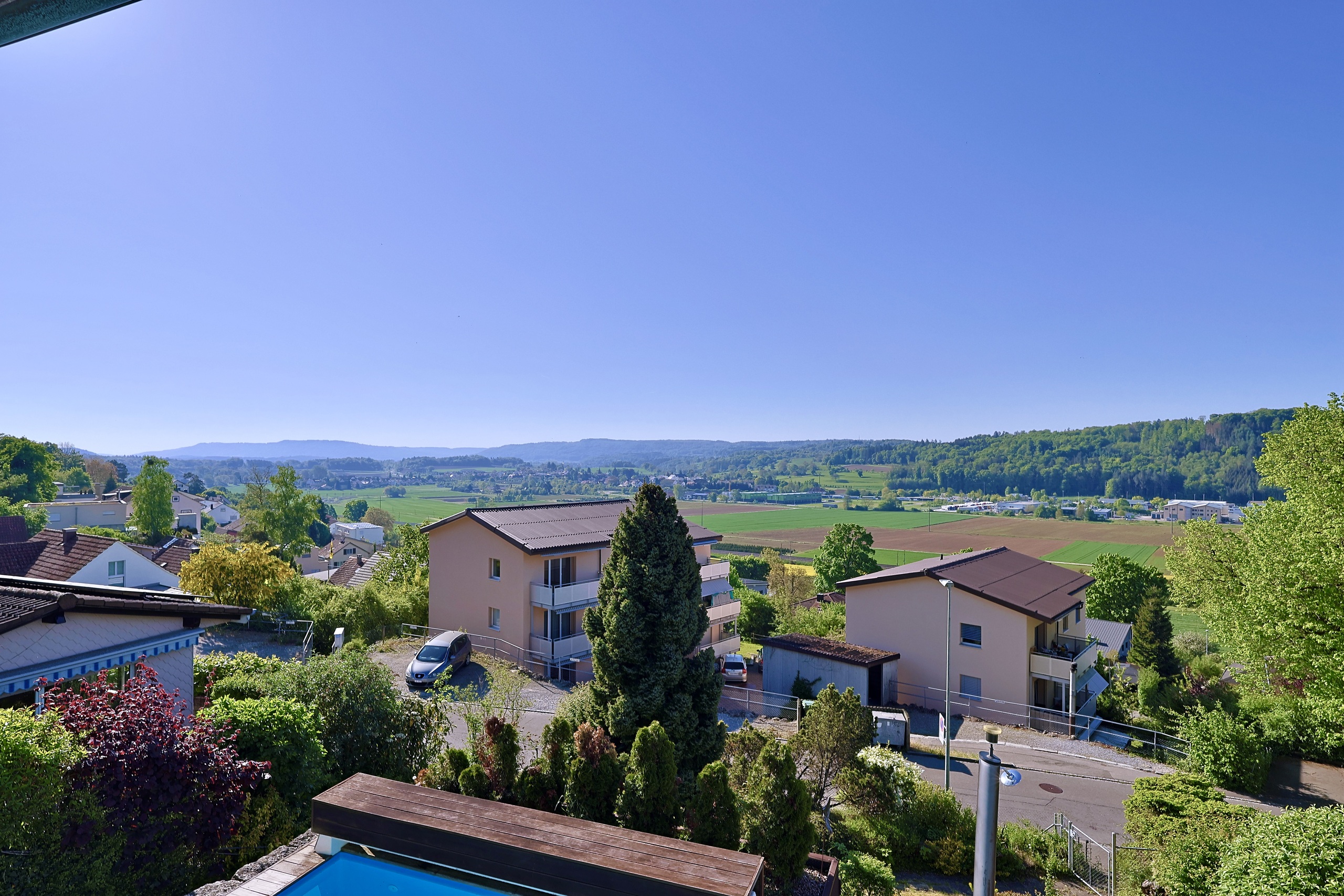 Bei ganz klarer Sicht sieht man bis in die Berge.