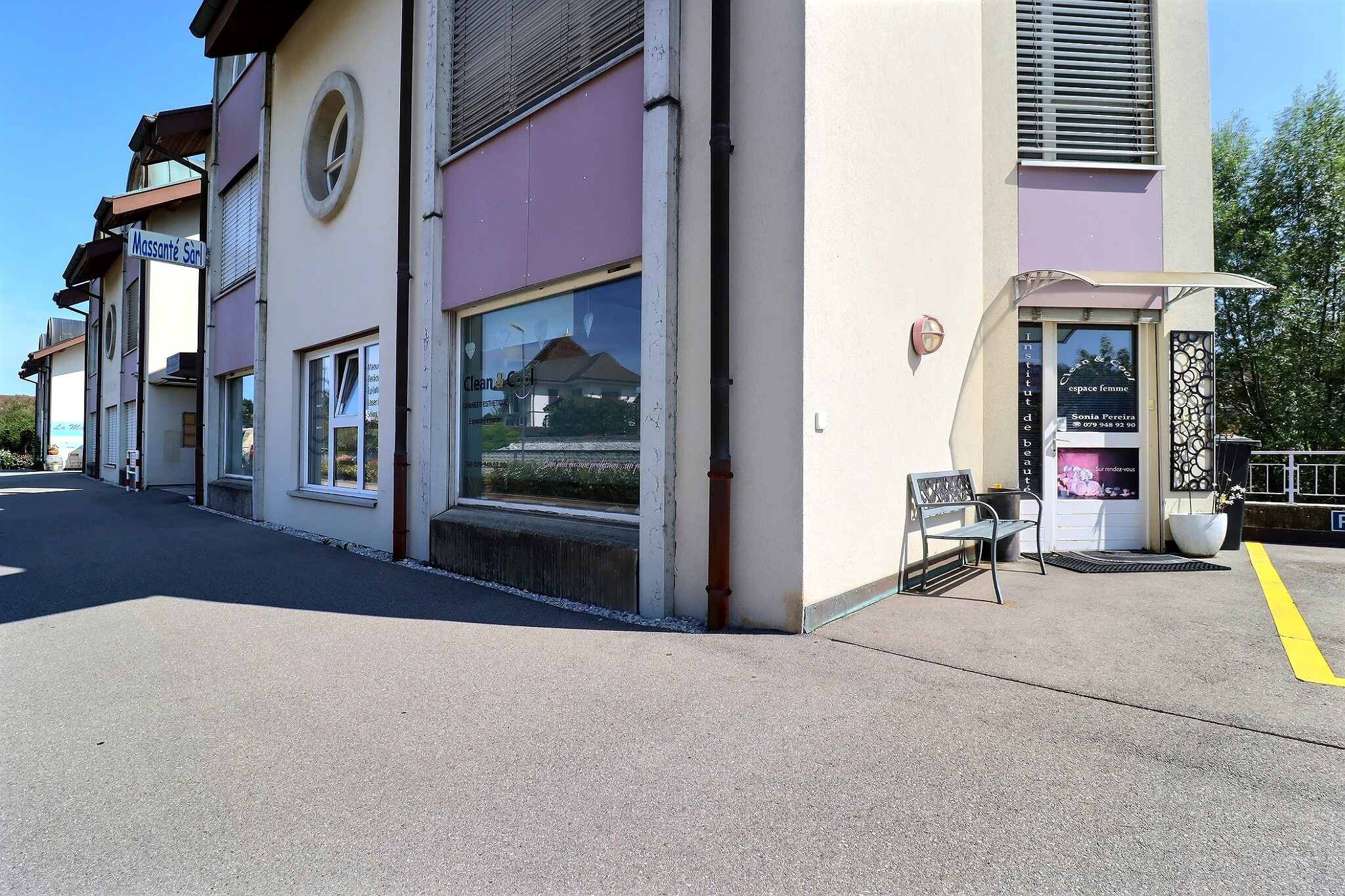 Entrée latérale et vitrines sur rue Entrée latérale et vitrines sur rue