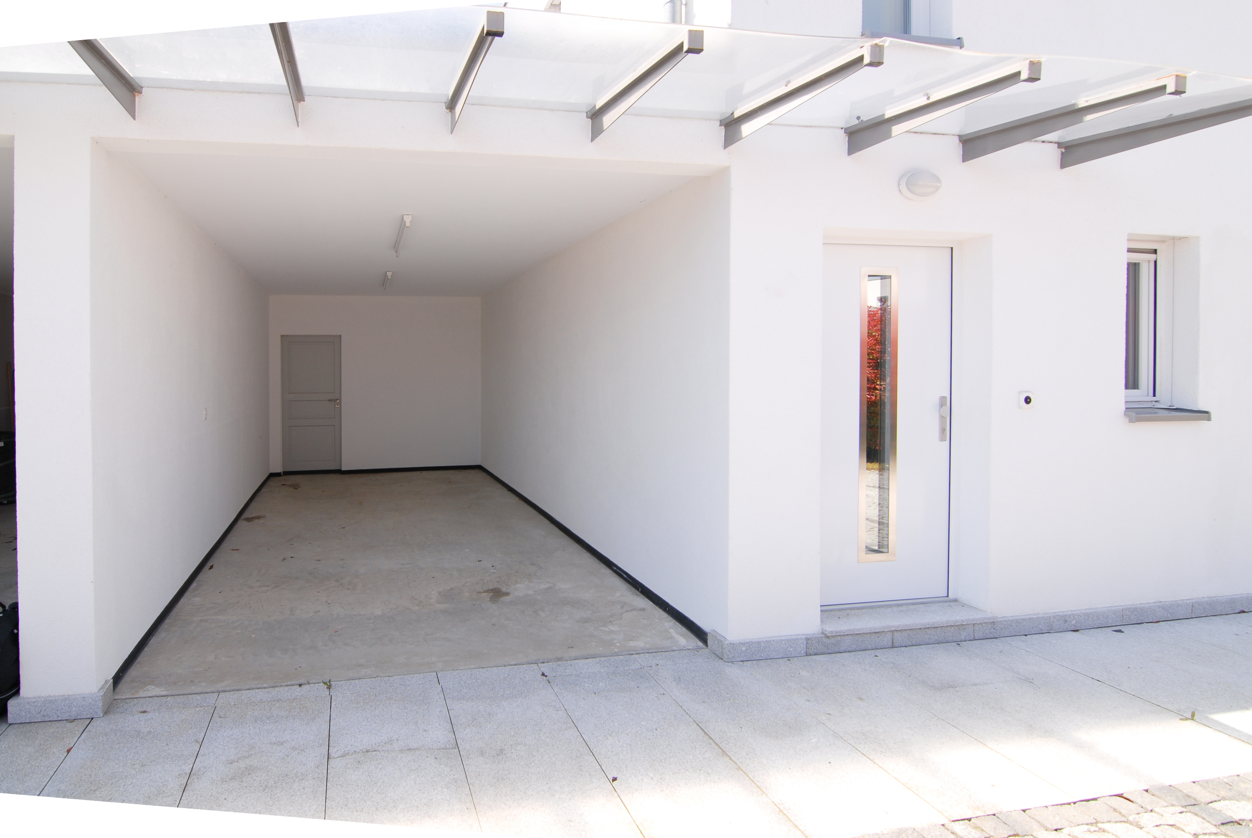 Garage avec porte du réduit au fond