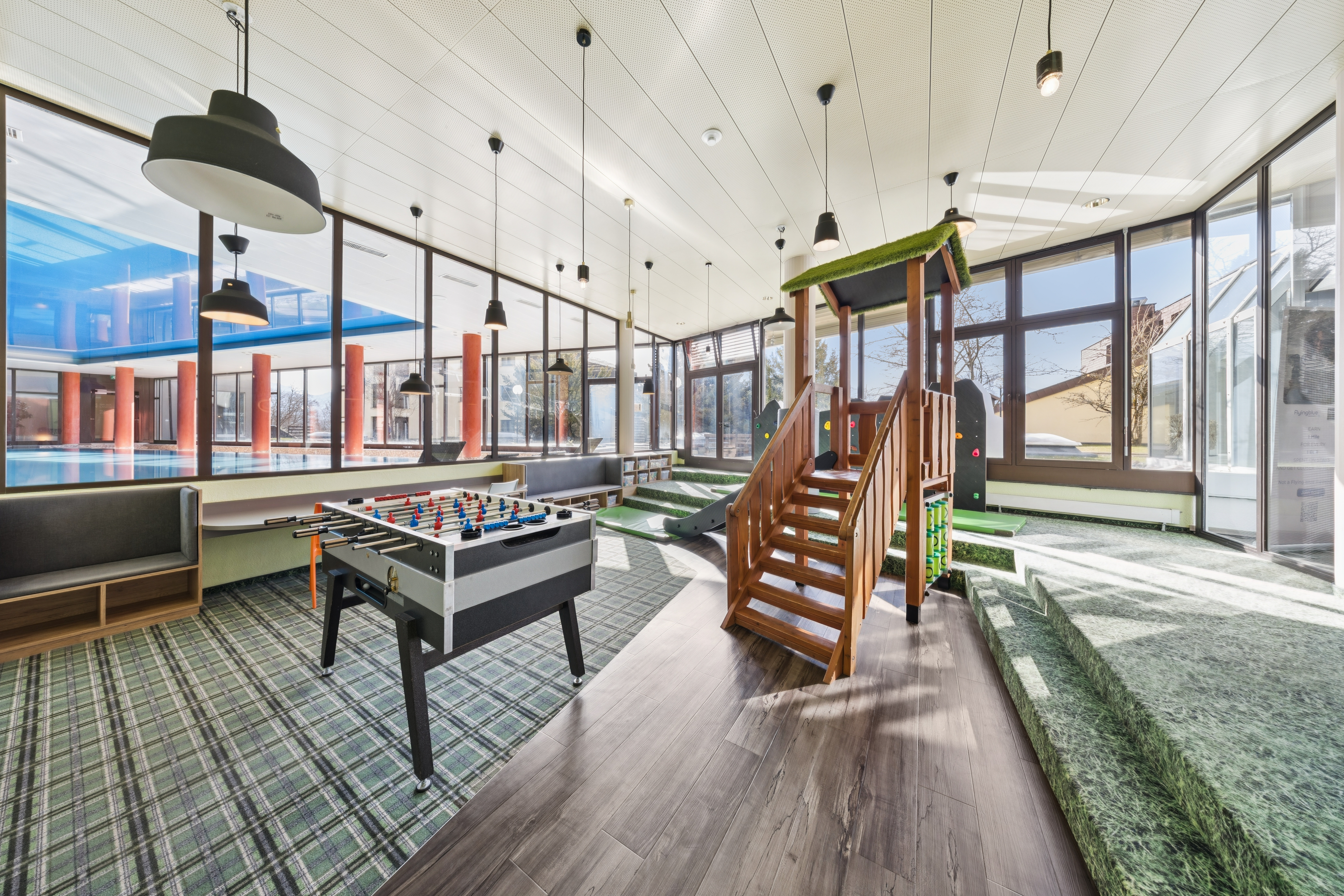 Aire de jeux adaptée aux enfants pour les petits hôtes - sûre et amusante