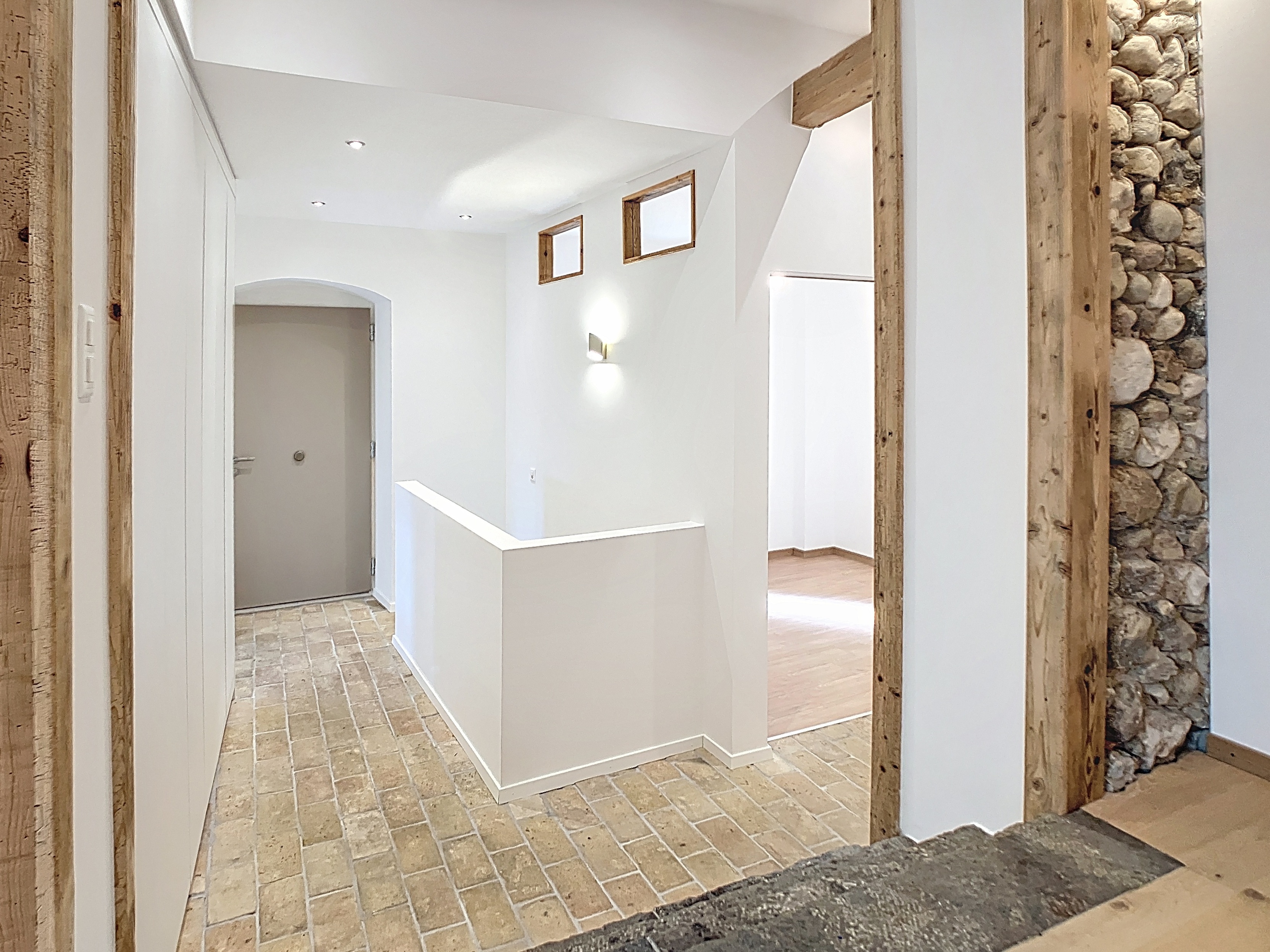 Entrée avec armoires et accès au sous-sol